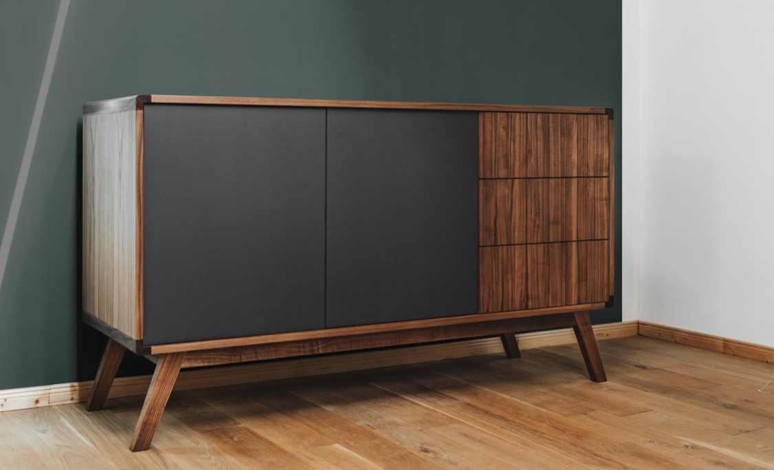 Sideboard in geöltem Nussbaum. Midcentury-Stil. Anthrazitgraue HPL-Oberfläche. Massivholz. 
