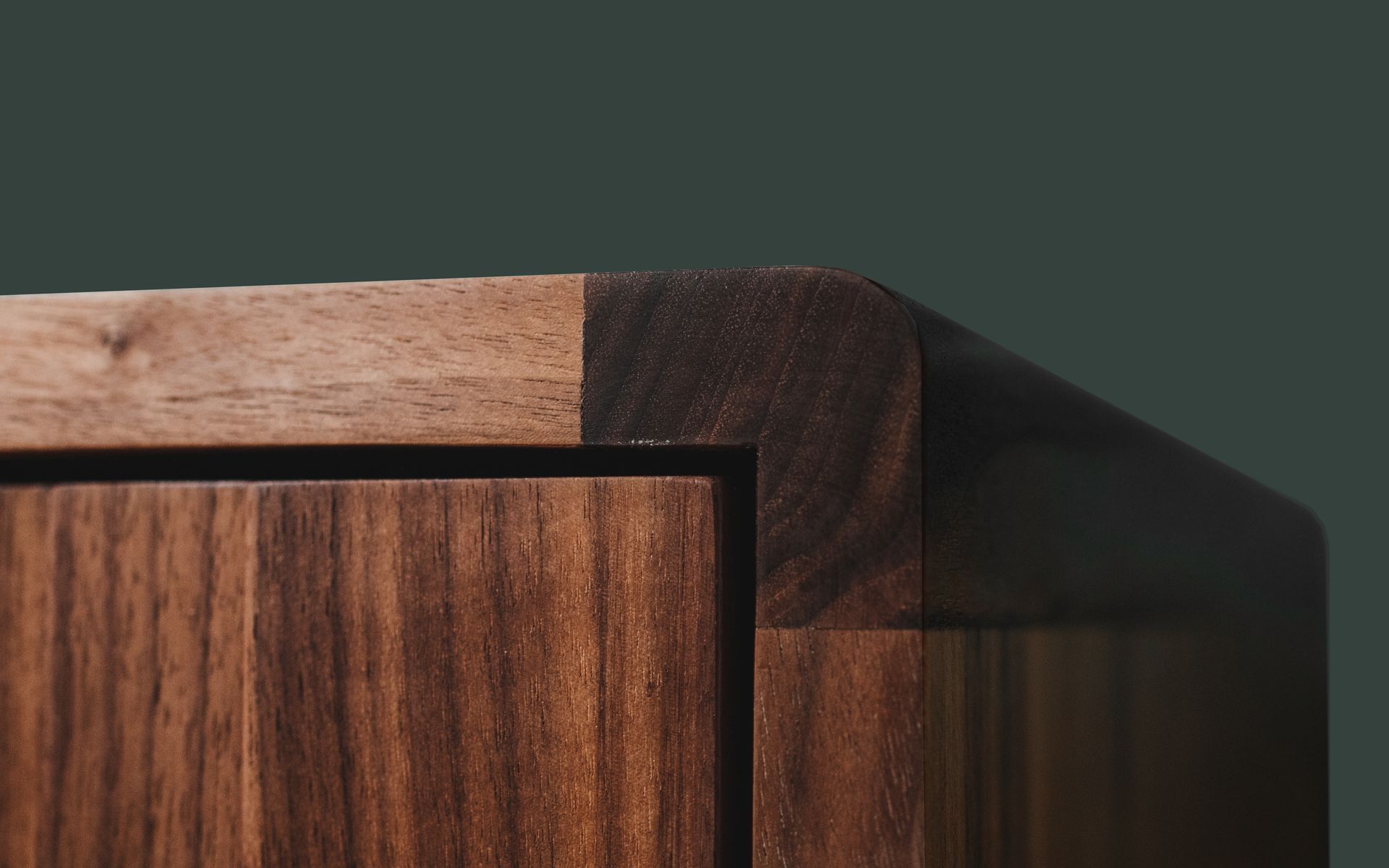 Detailaufnahme Sideboard in geöltem Nussbaum. Eckverbindung Massivholz. Front Relief-Oberfläche.