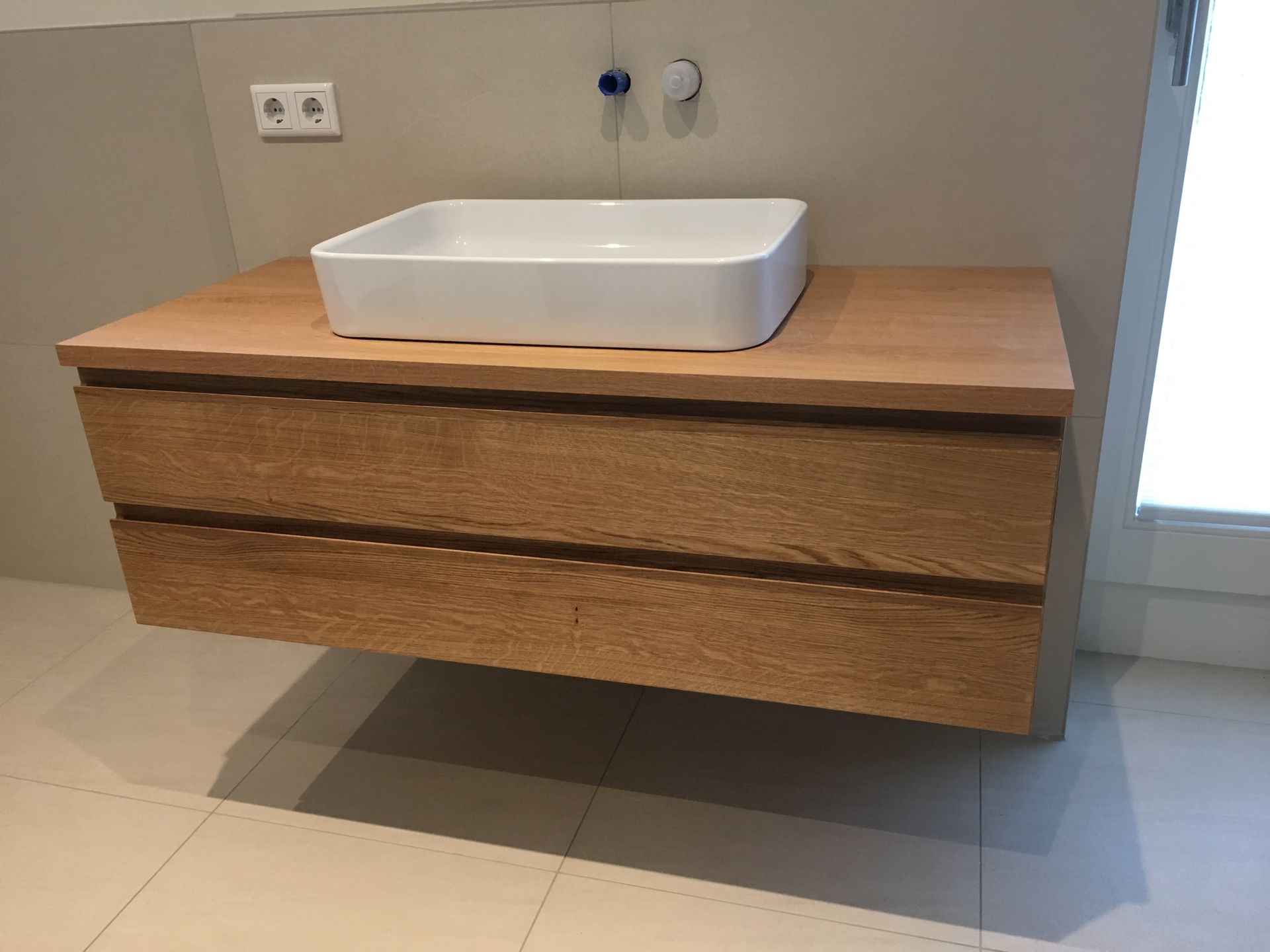 Badmöbel. Waschbecken-Unterschrank in Massivholz Eiche. Schubkasten mit eingefräster Griffleiste.