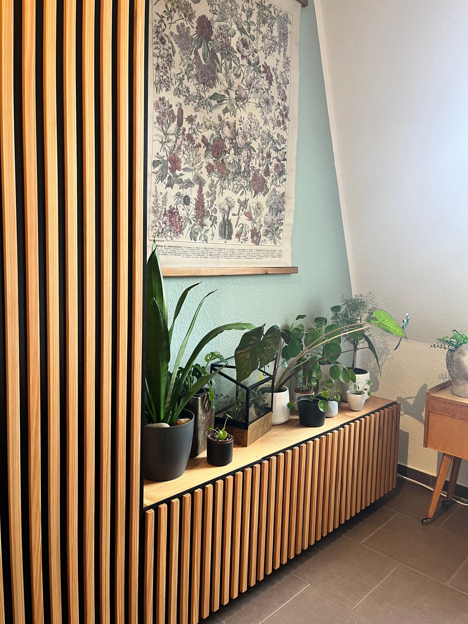 Küchenschrank mit individueller Front. Leistenoptik. Lärche auf schwarzem MDF.