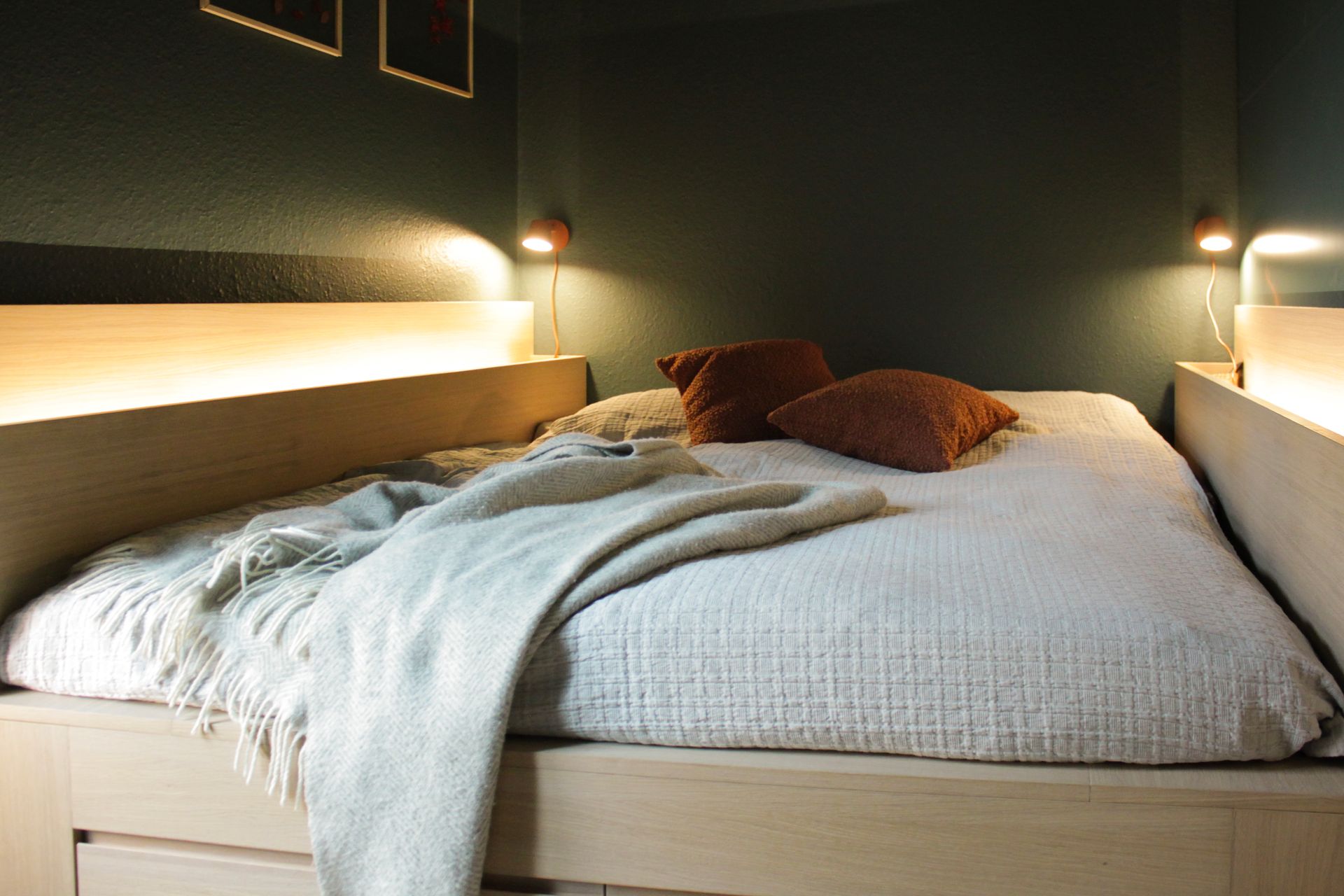 Bett in Eiche mit indirekter LED-Beleuchtung. 