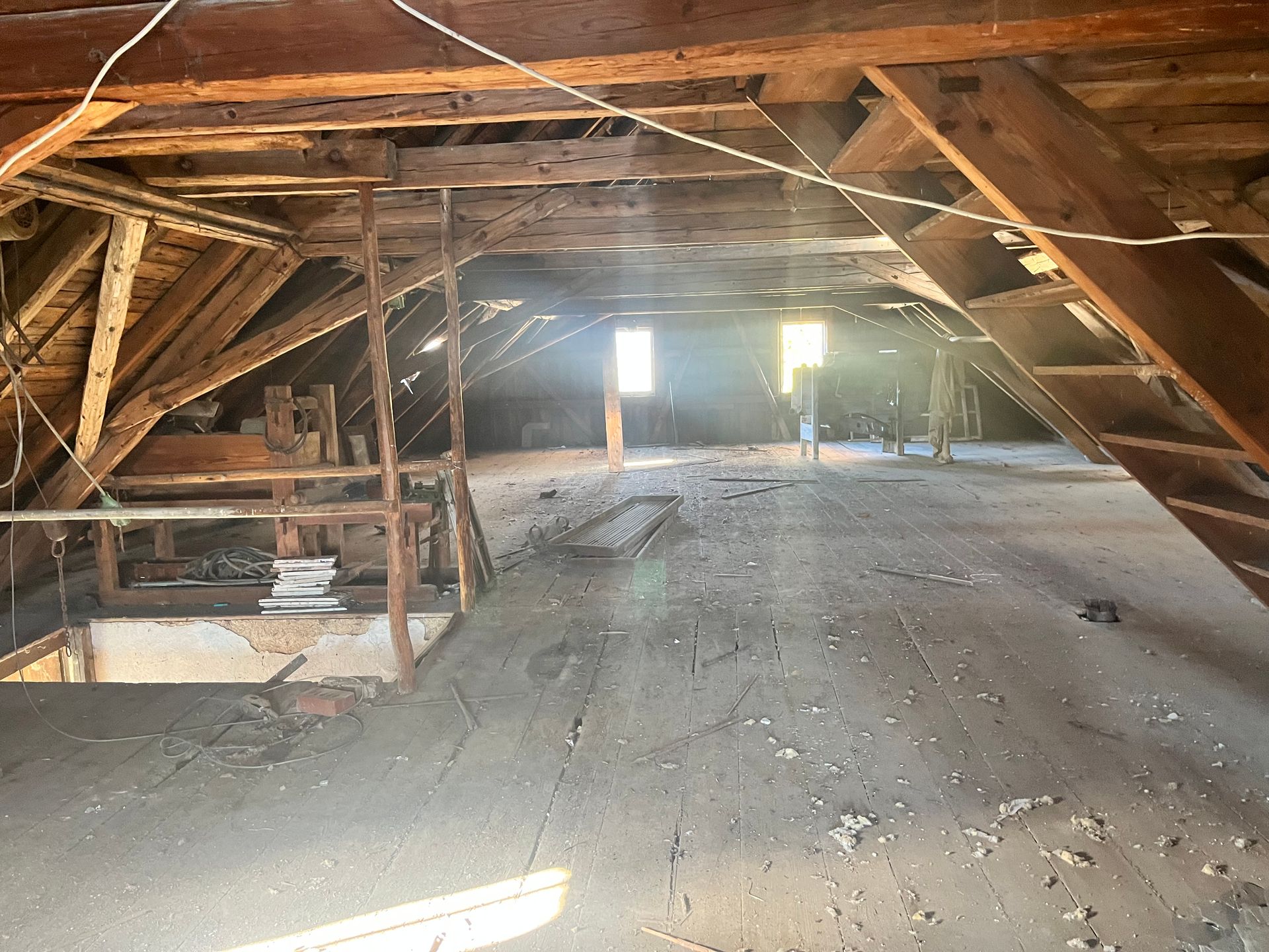 Alter Dachboden mit Altholz Dielen Kiefer. Altholz Lager. Upcycling.