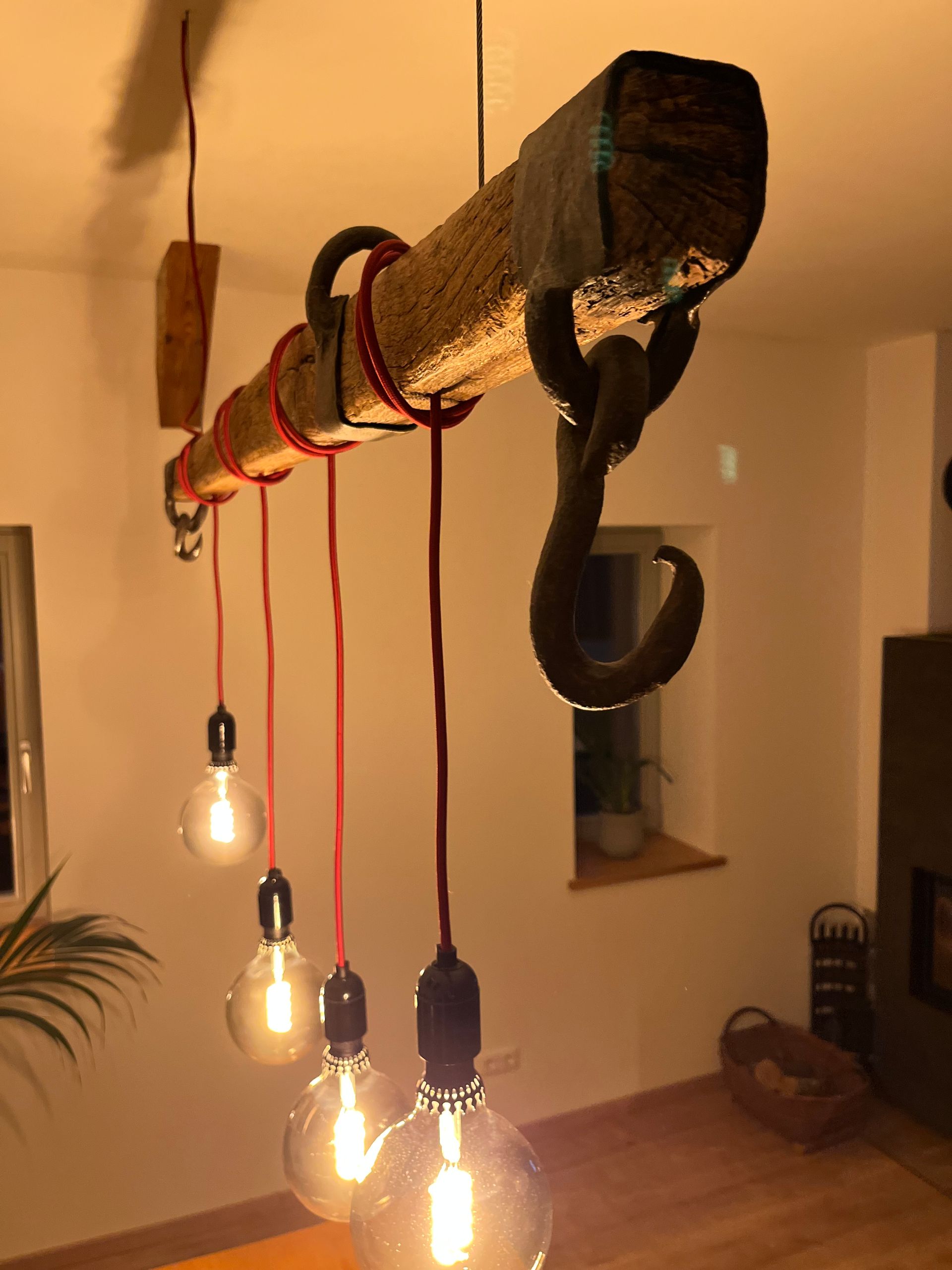 Deckenlampe. Pendelleuchte. Balken aus Altholz als Mehrfach-Pendelleuchte verarbeitet. Upcycling-Möbel.