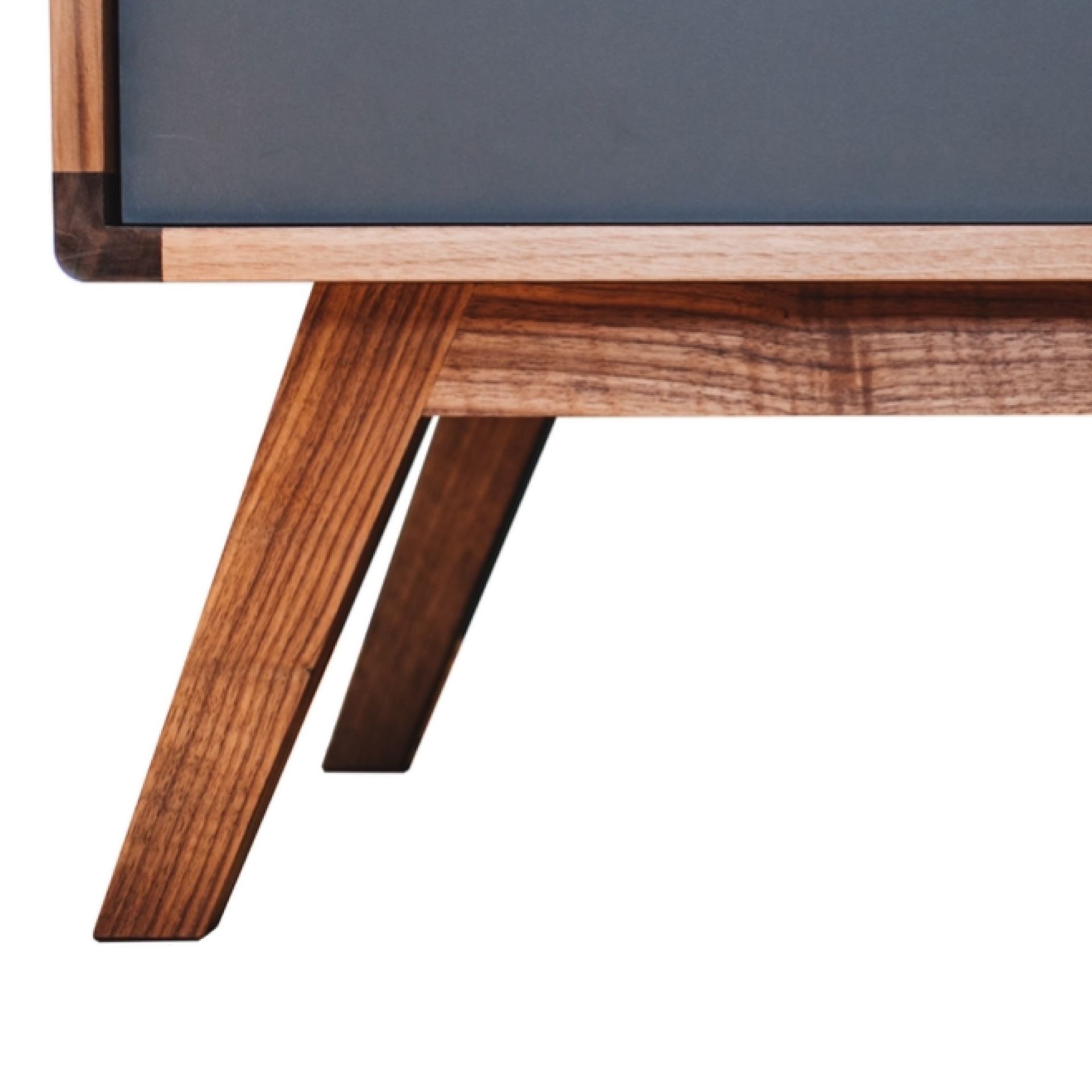 Detailaufnahme eines Sideboards im Midcentury-Stil aus geöltem Nussbaum mit anthrazitgrauer HPL-Oberfläche.