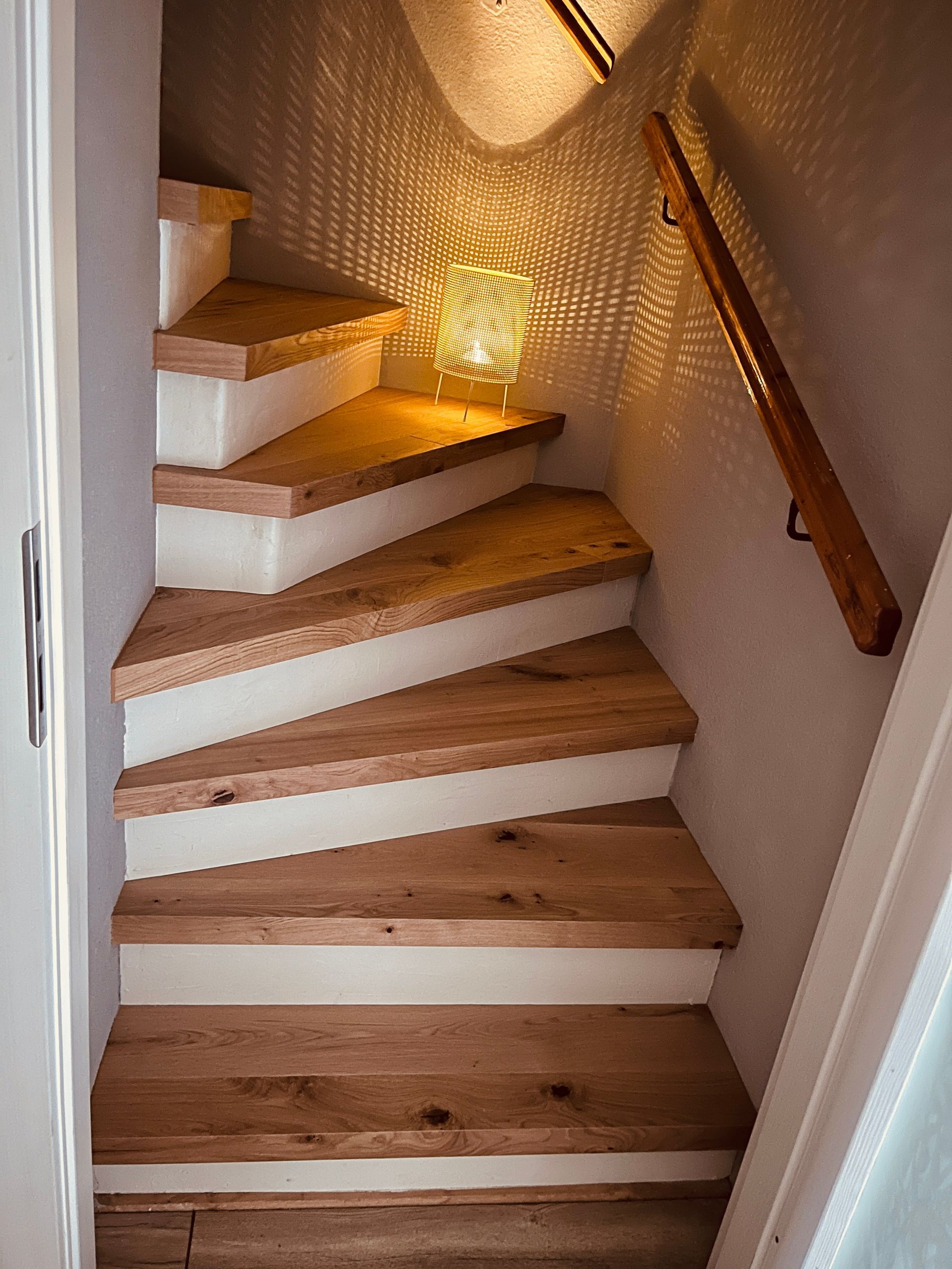 Trittstufen Treppenverkleidung in Eiche. Setzstufen mit Mikrozement-Oberfläche in weiß.