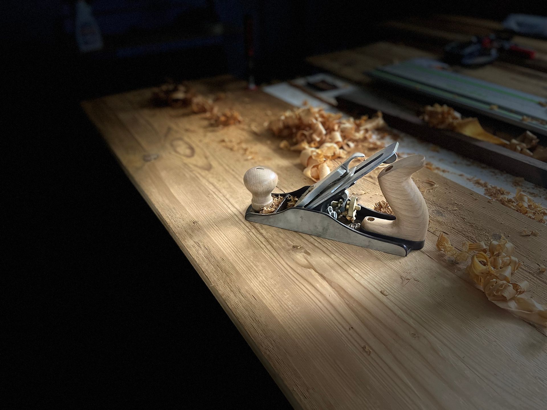 Nahaufnahme Hobel. Handhobel. Englischer Schlichthobel. Altholz Kiefer. Hobelspäne.