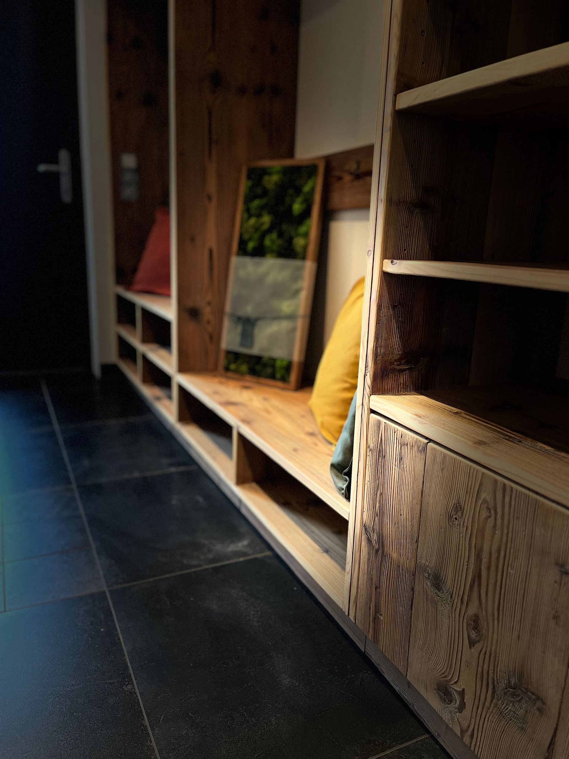 Garderobe mit Sitzplatz aus Altholz Kiefer.