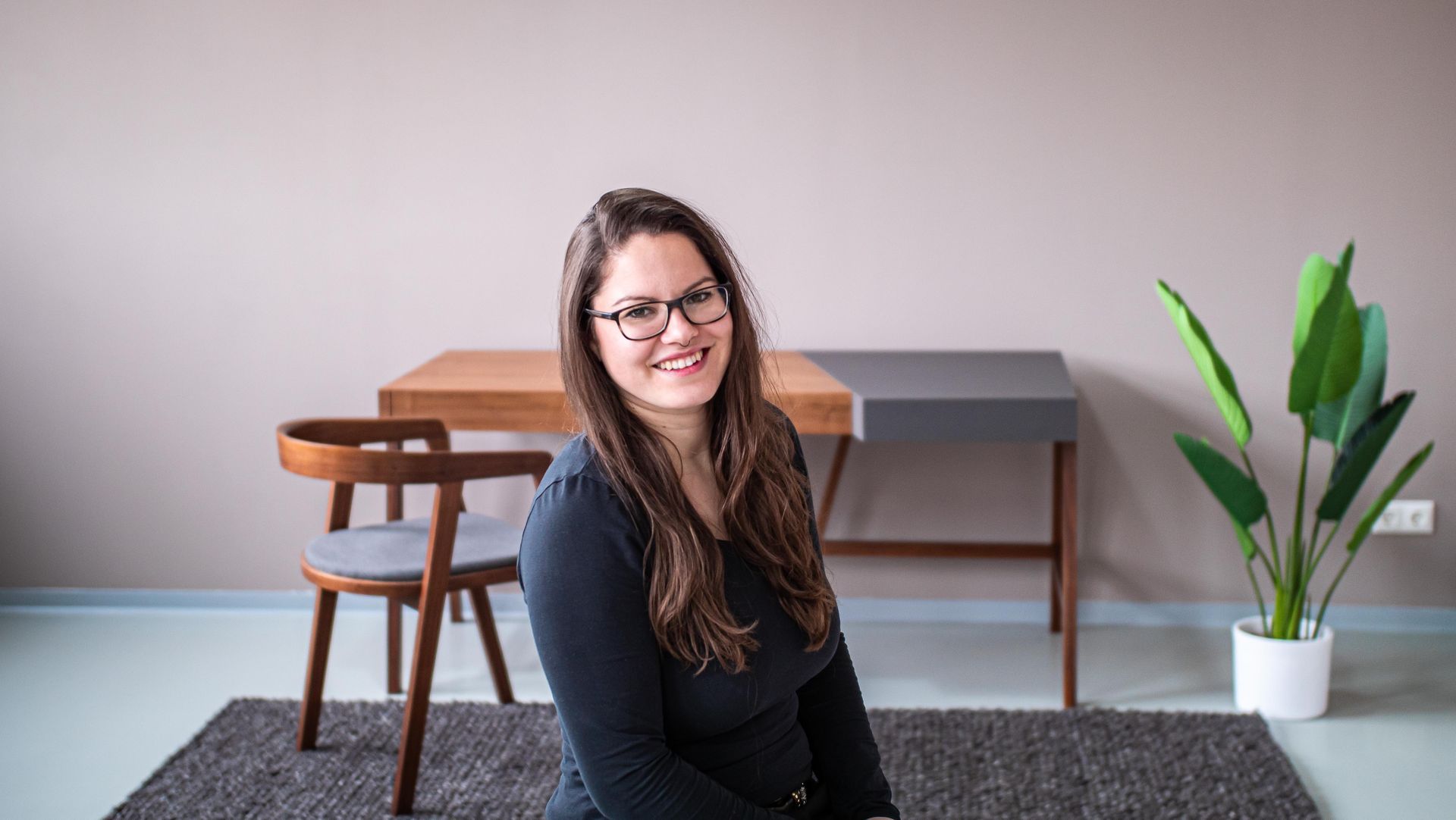 Laura Eichorn vor Ihrem Meisterstück. Schreibtisch und Stuhl aus Nussbaum.