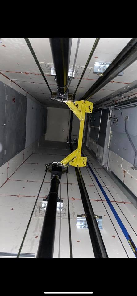 Une photo d'un ascenseur qui monte et descend.