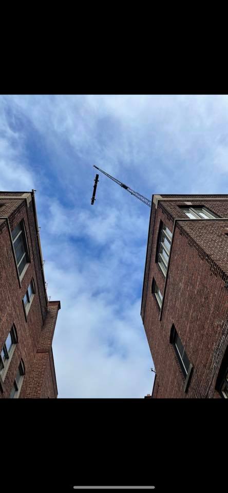 un bâtiment avec une grue en arrière plan