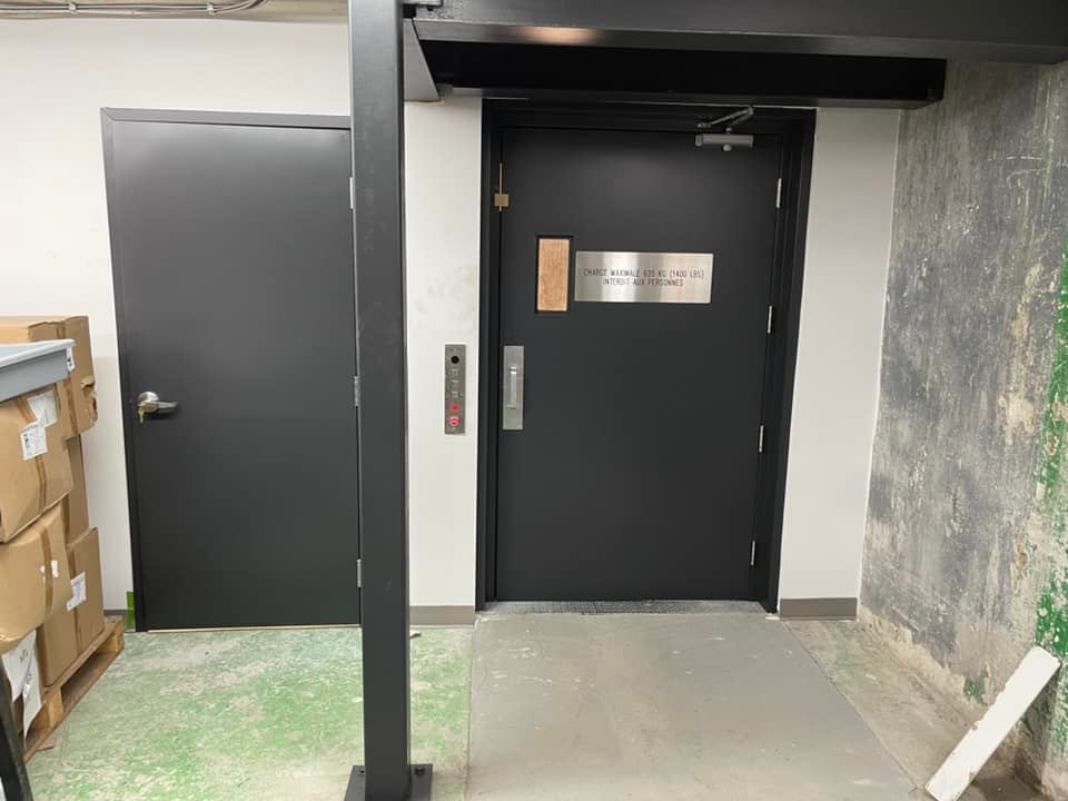 Il y a une porte noire au milieu d'une pièce.