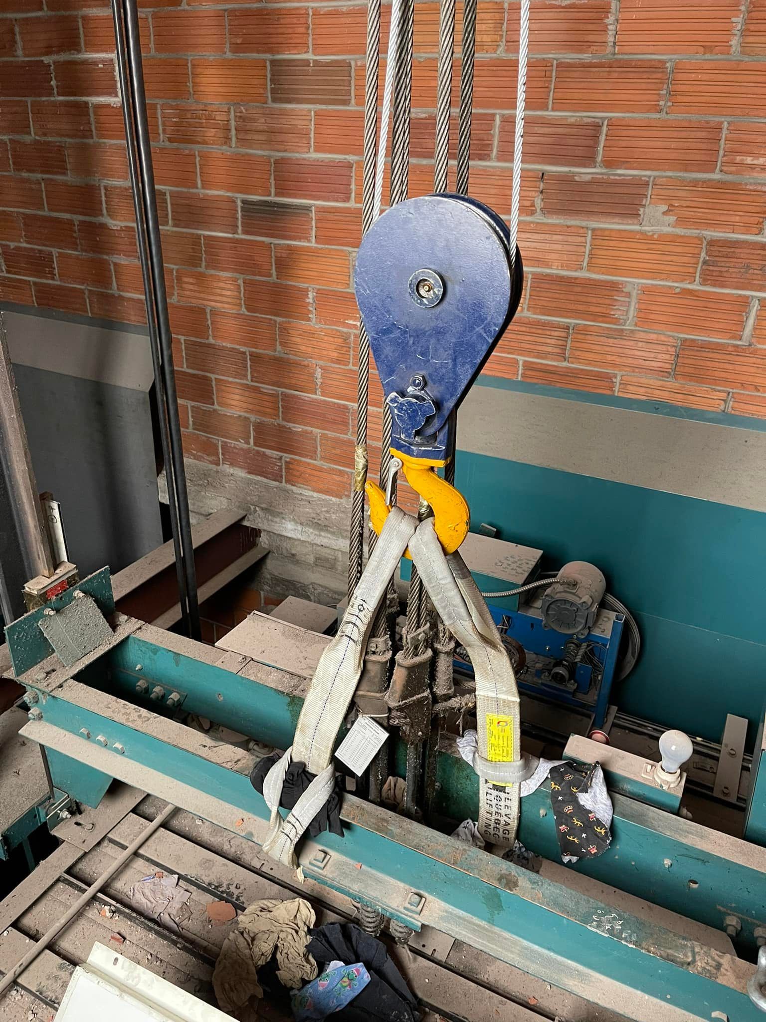 Une grue est suspendue au plafond d'un ascenseur.