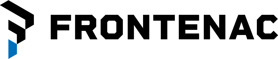 Le logo frontenac est noir et bleu avec une flèche bleue.