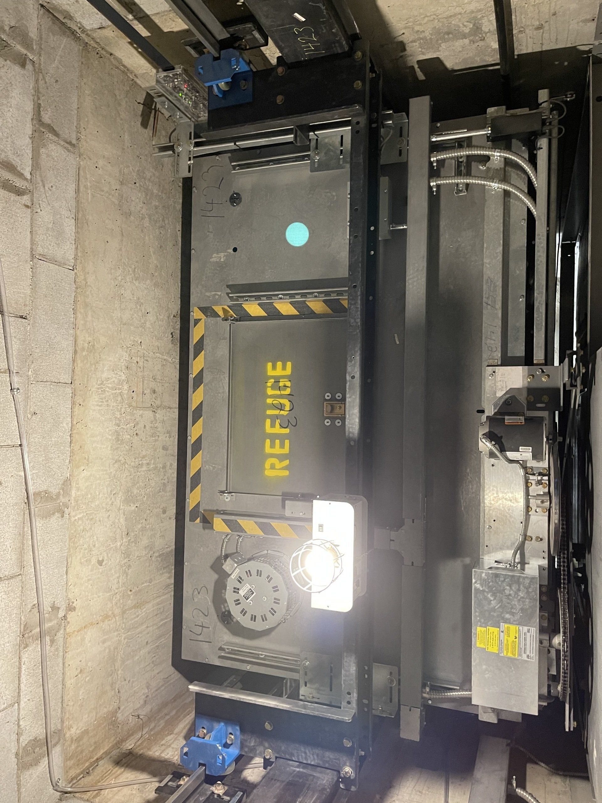 Un ascenseur avec une porte qui dit 