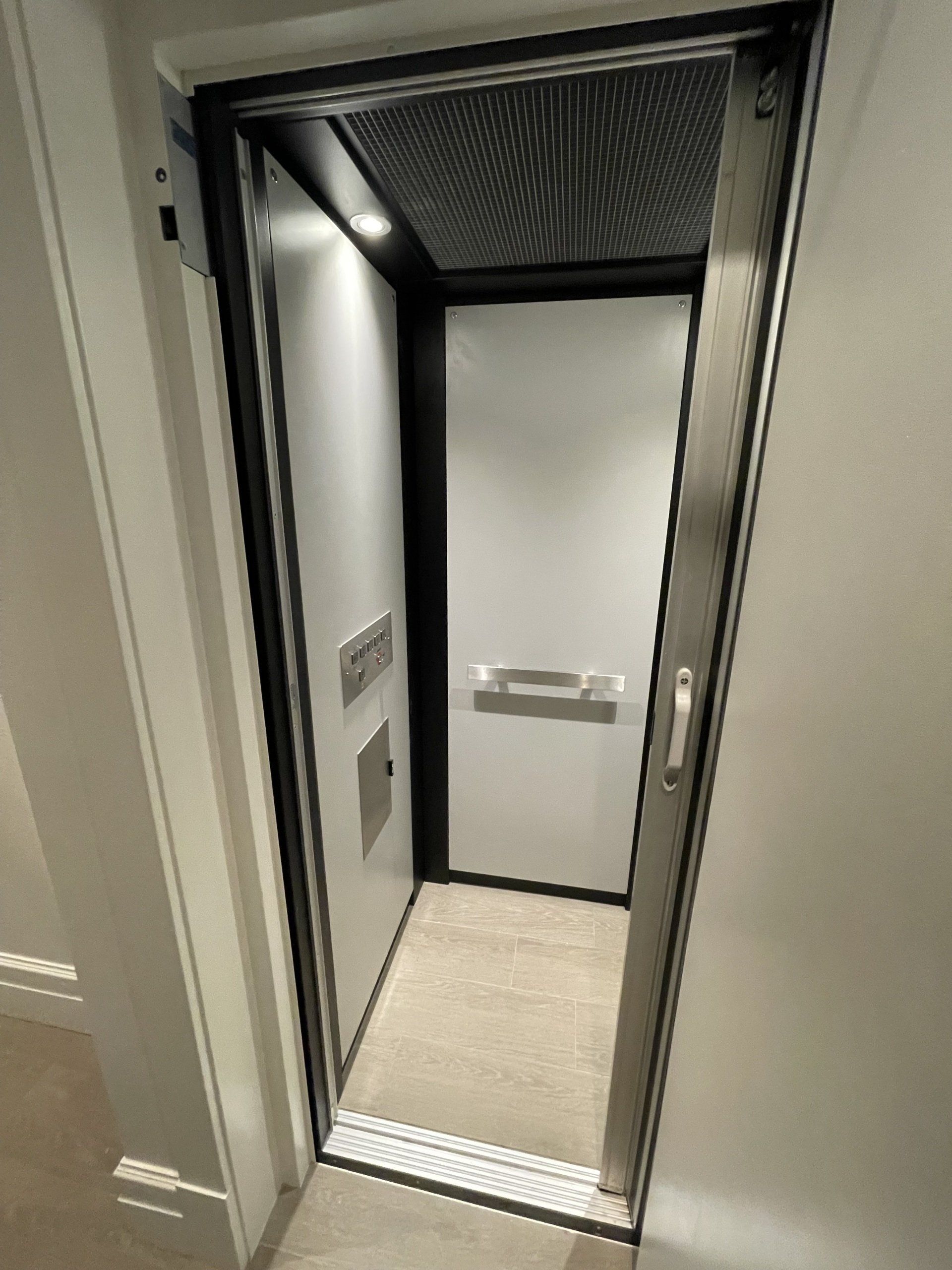 L'intérieur d'un ascenseur avec la porte ouverte.