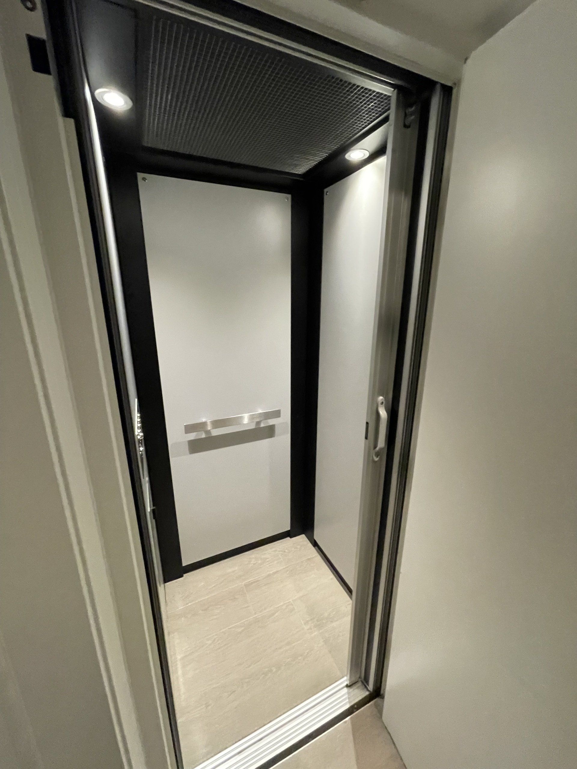 L'intérieur d'un ascenseur avec la porte ouverte.