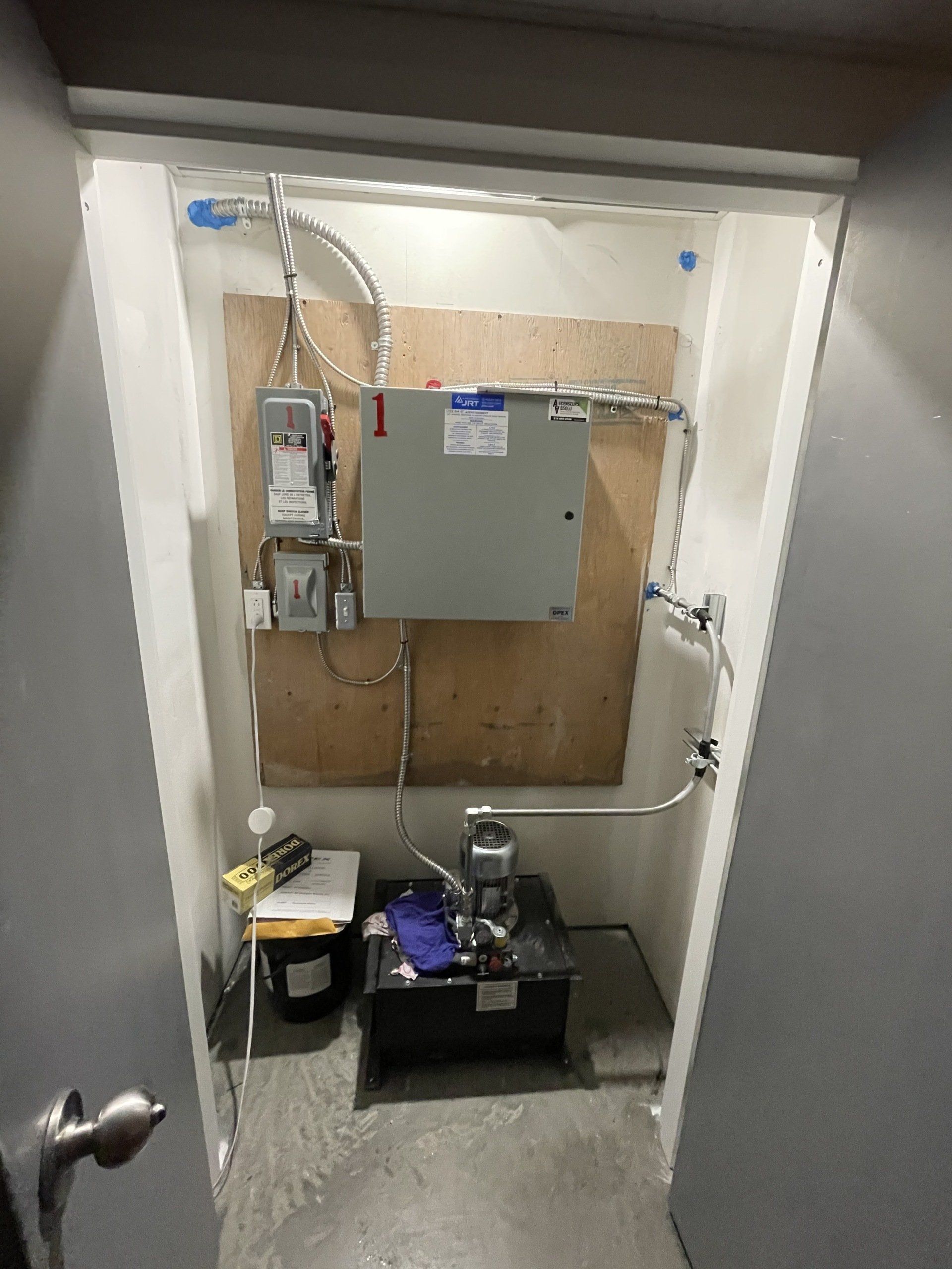 Une pièce avec une boîte au mur avec le numéro 1 dessus