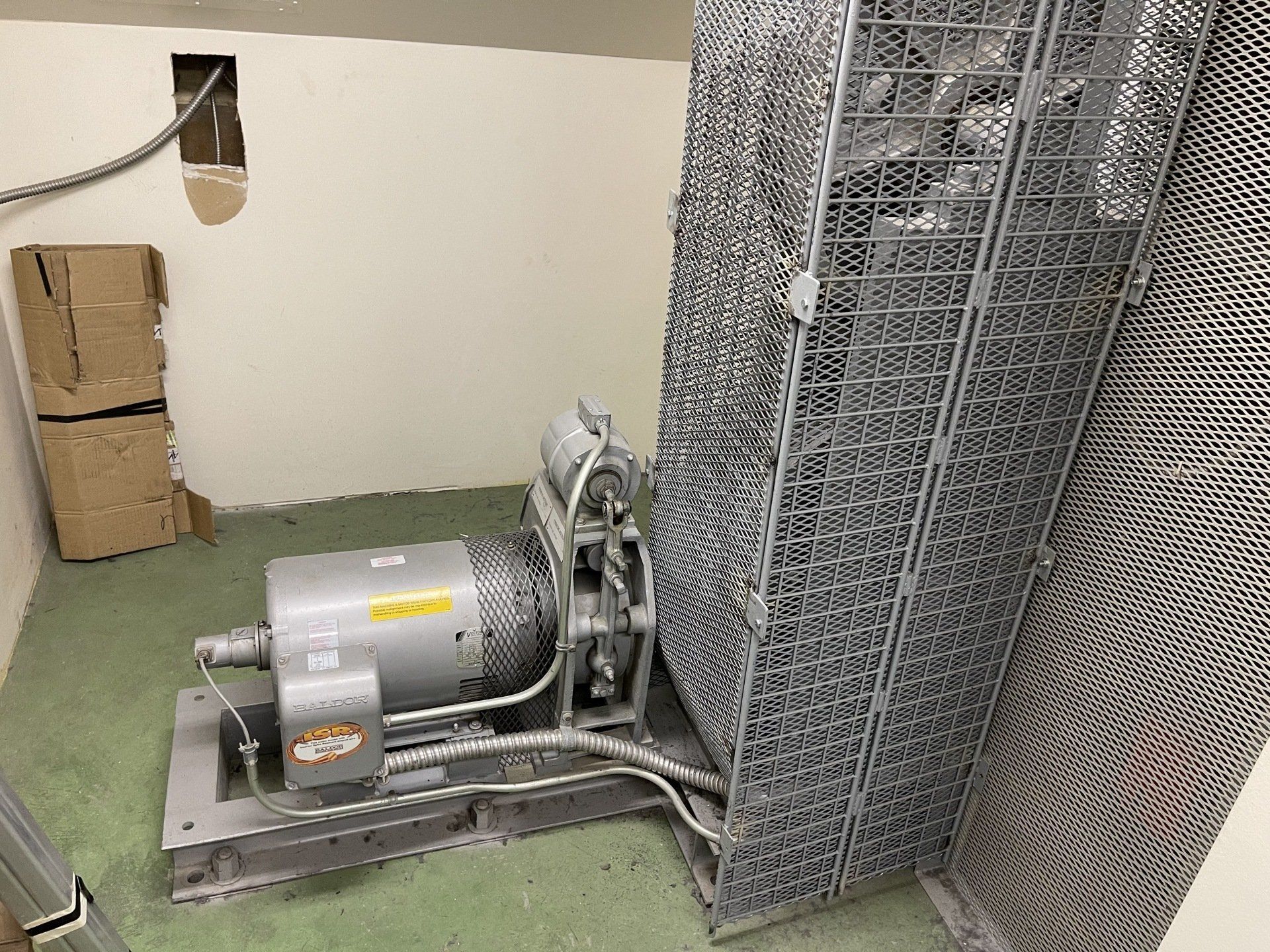 Une machine est assise dans une pièce à côté d'un mur.