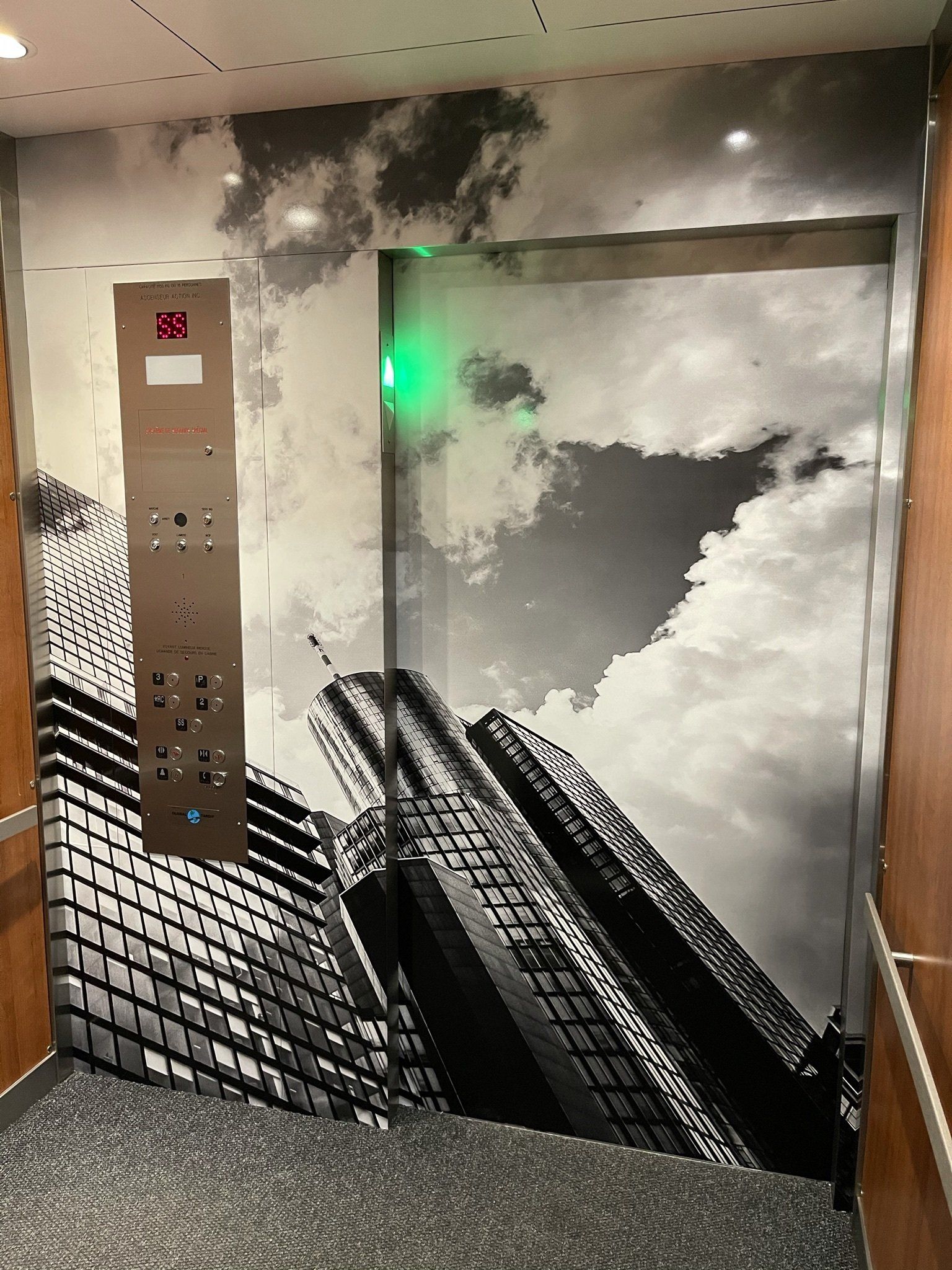 Un ascenseur avec une photo d'un immeuble sur le mur.