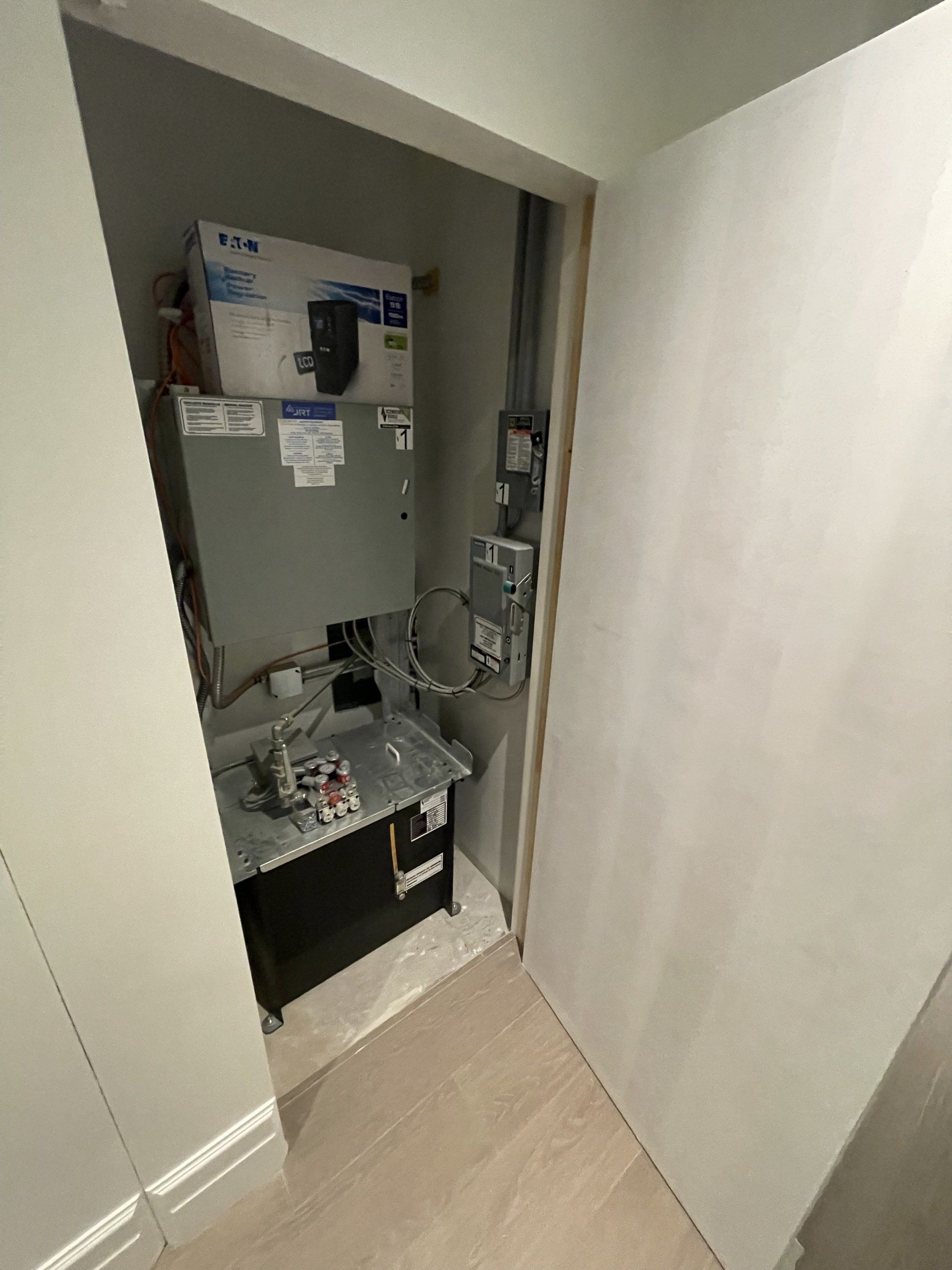 Un placard avec un lavabo et un caisson au mur.