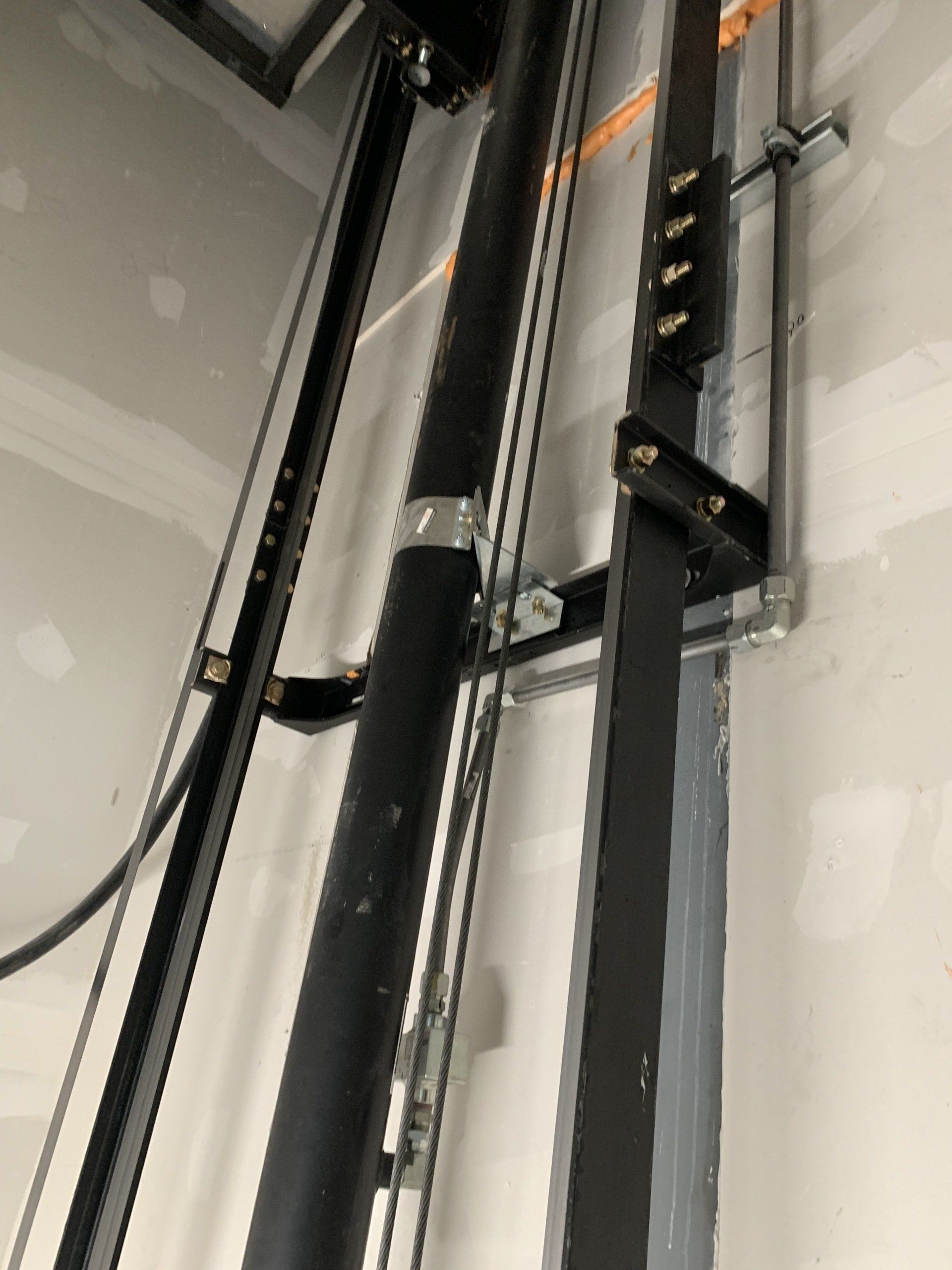 Un tas de fils pendent du plafond d'un bâtiment