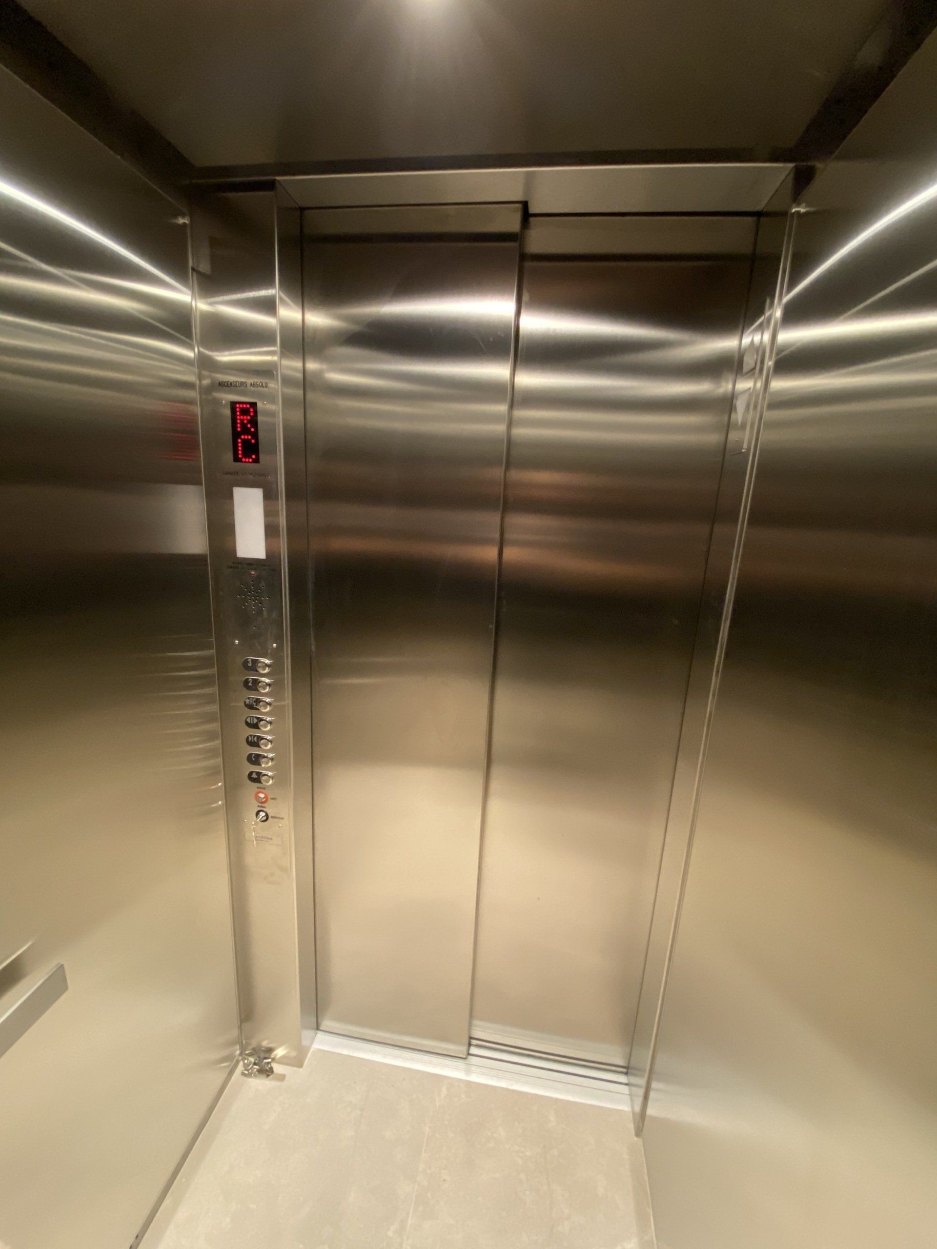 Un ascenseur en acier inoxydable avec la porte ouverte