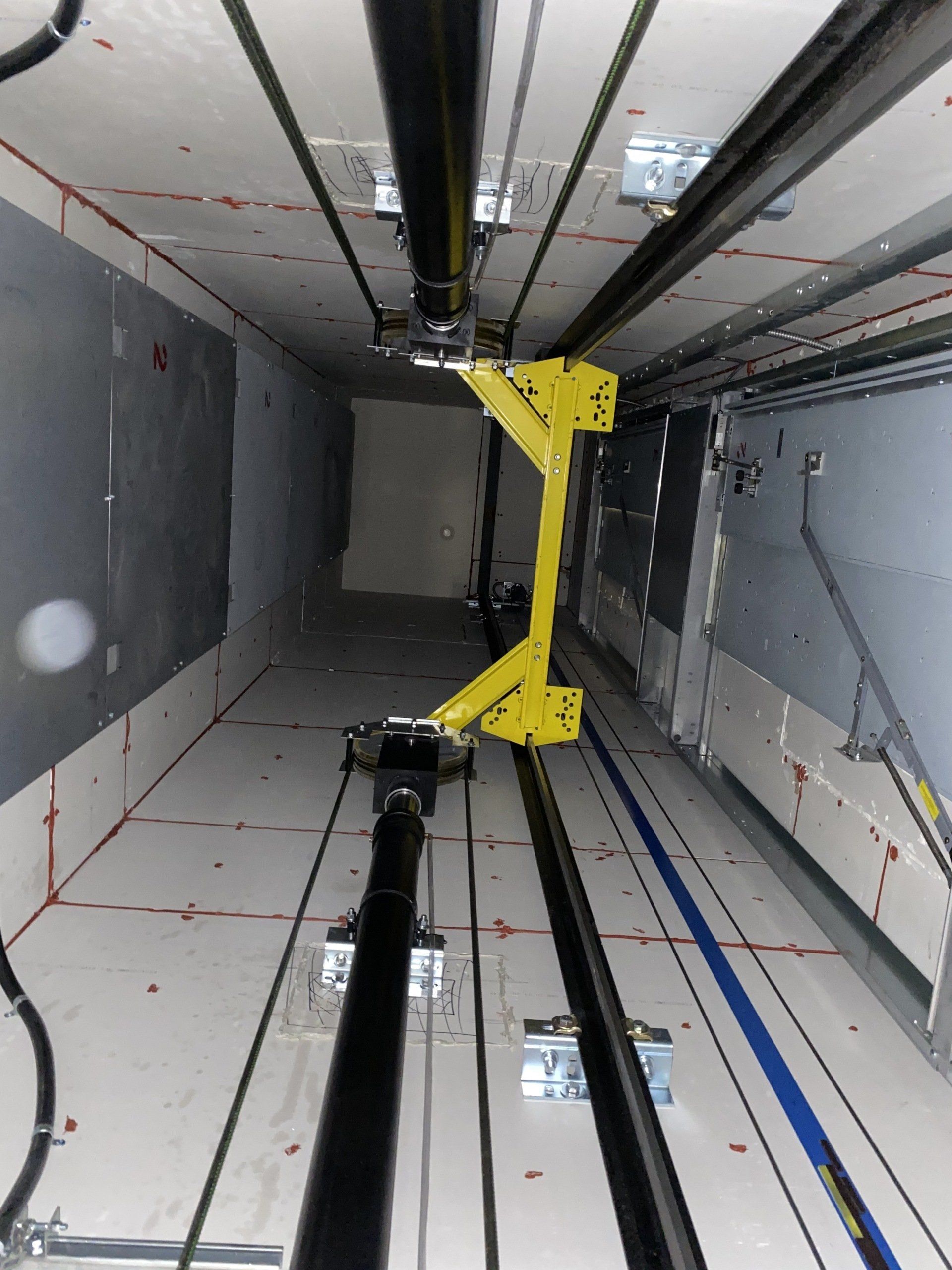 L'intérieur d'un ascenseur avec un faisceau jaune au milieu