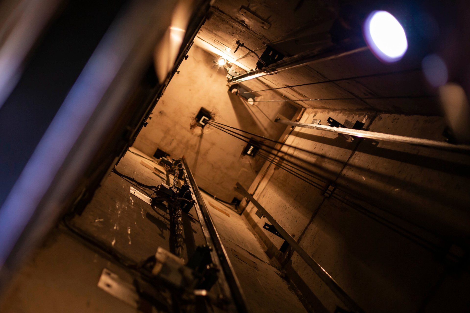 Regardant dans un ascenseur avec une lumière au plafond.