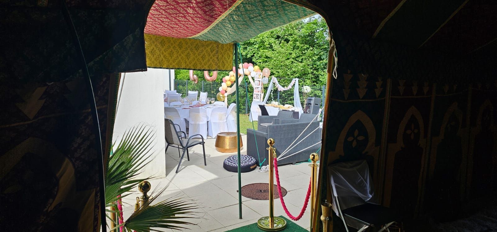 Une vue d'un patio depuis l'intérieur d'une tente.