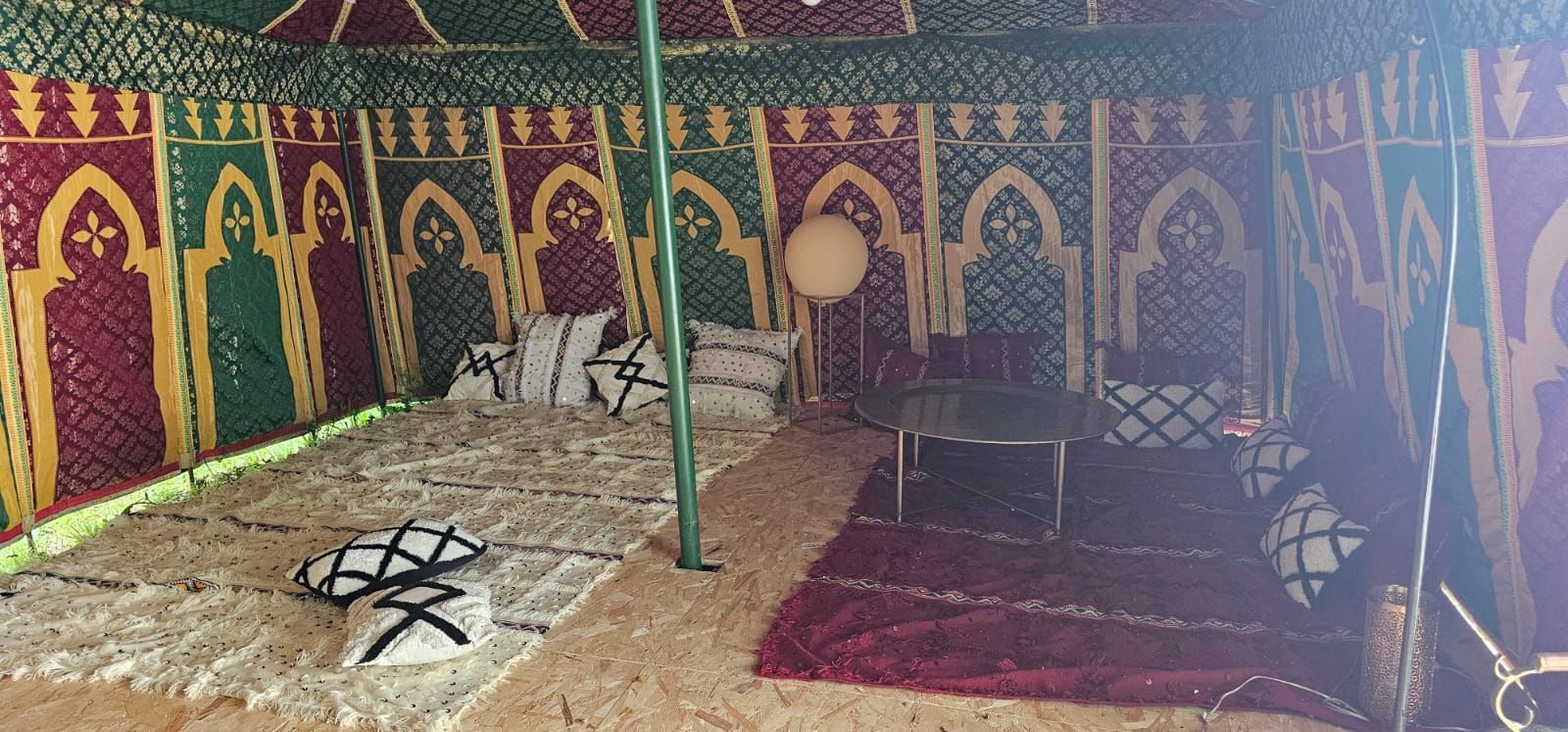 L'intérieur d'une tente berbère avec une table et des chaises