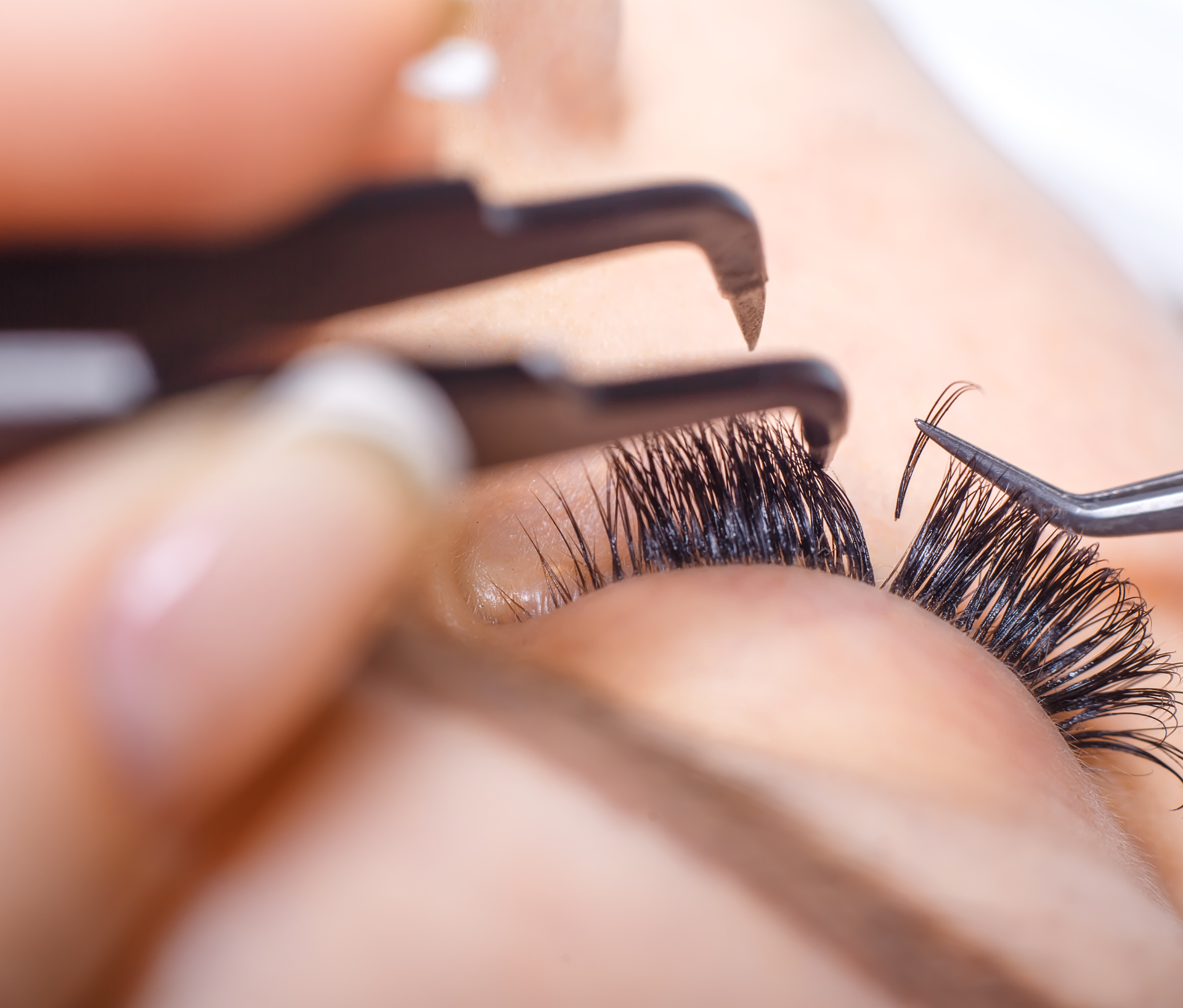 Une personne qui se fait refaire les cils