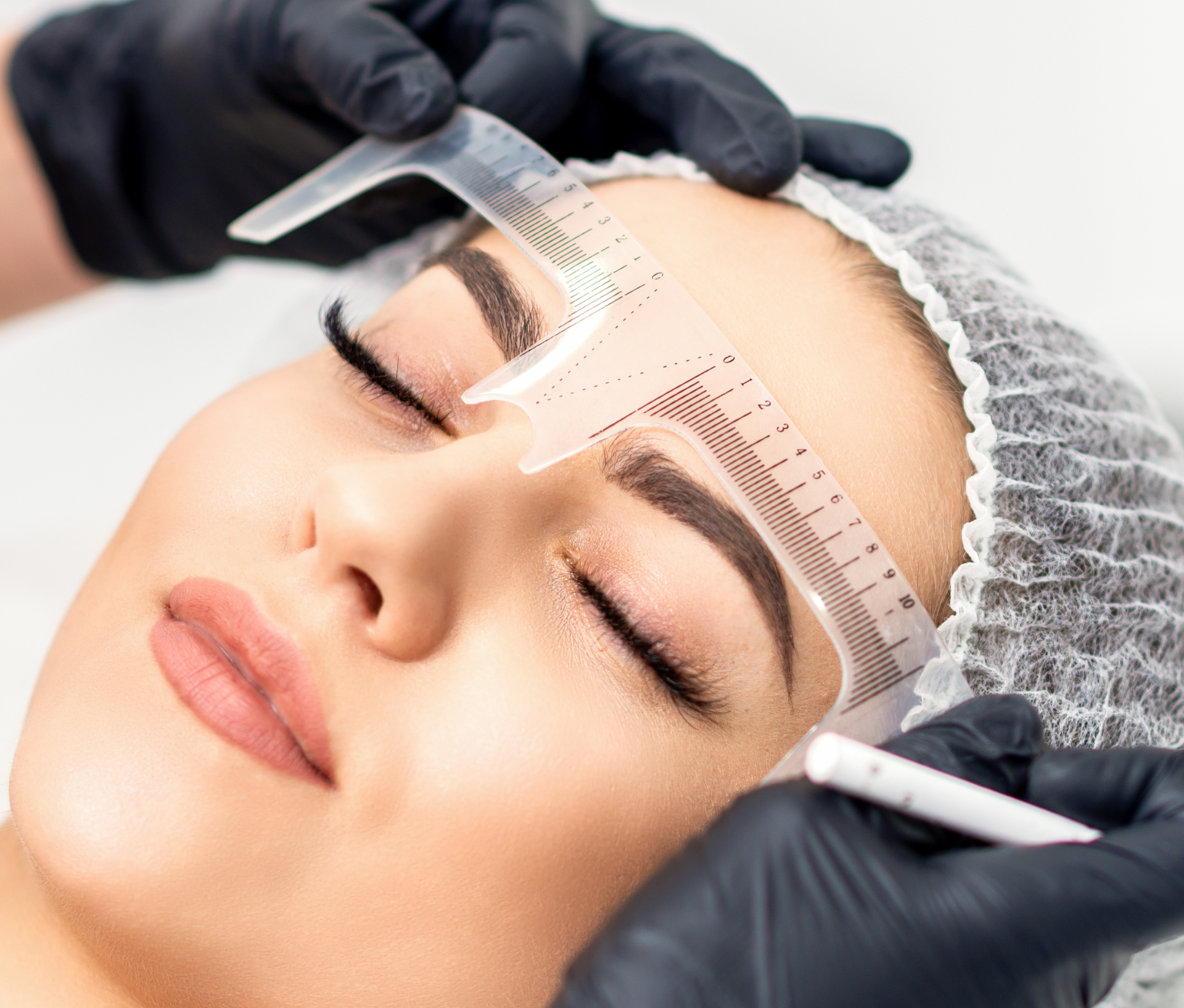 Une femme mesure ses sourcils avec une règle.