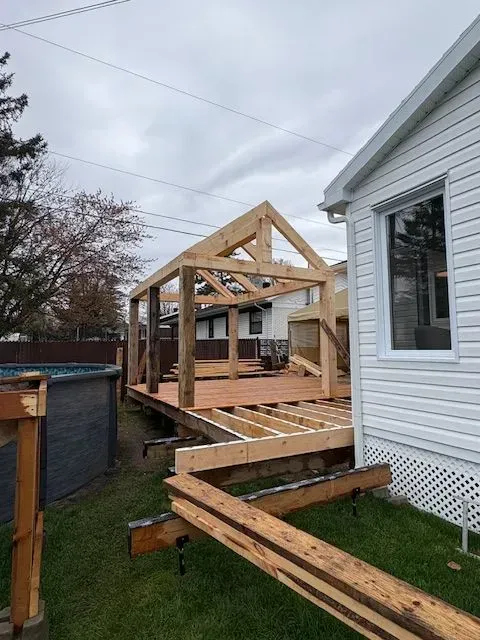 Une structure en bois est en cours de construction dans l'arrière-cour d'une maison