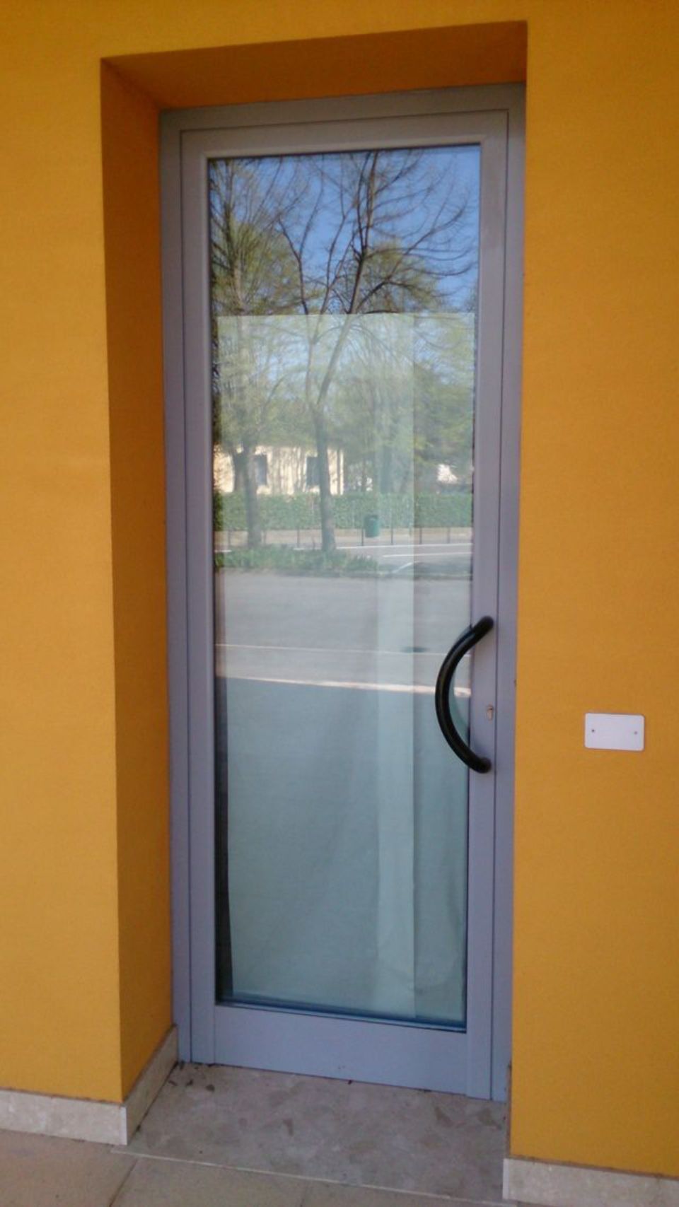 porta di un'attività