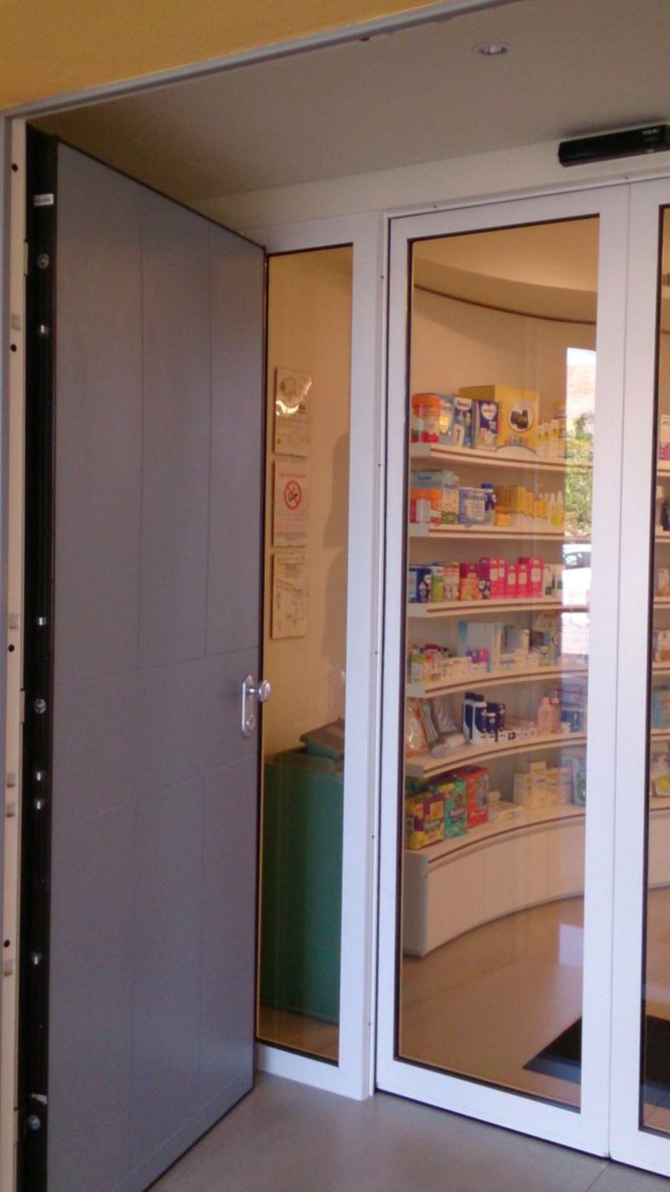 porta in vetro di un negozio