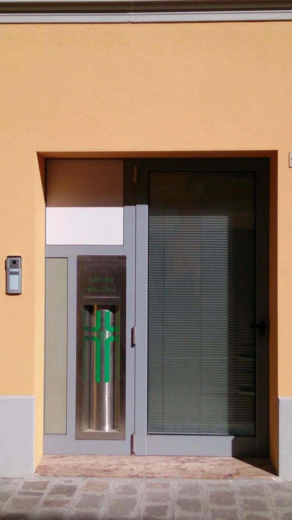 porta di un negozio