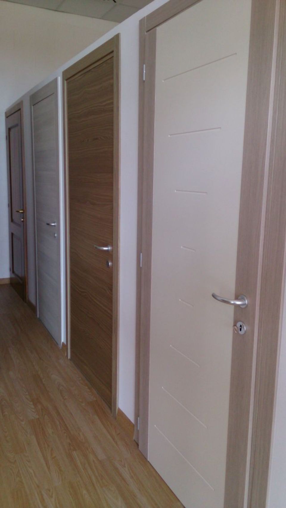 porta in legno bianco