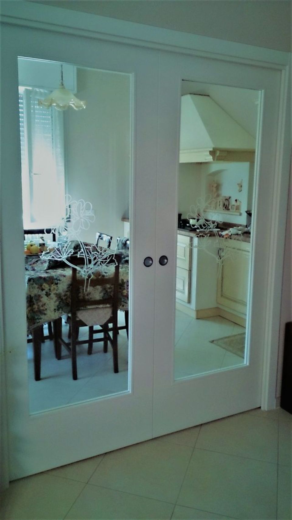 porta con sezioni in vetro