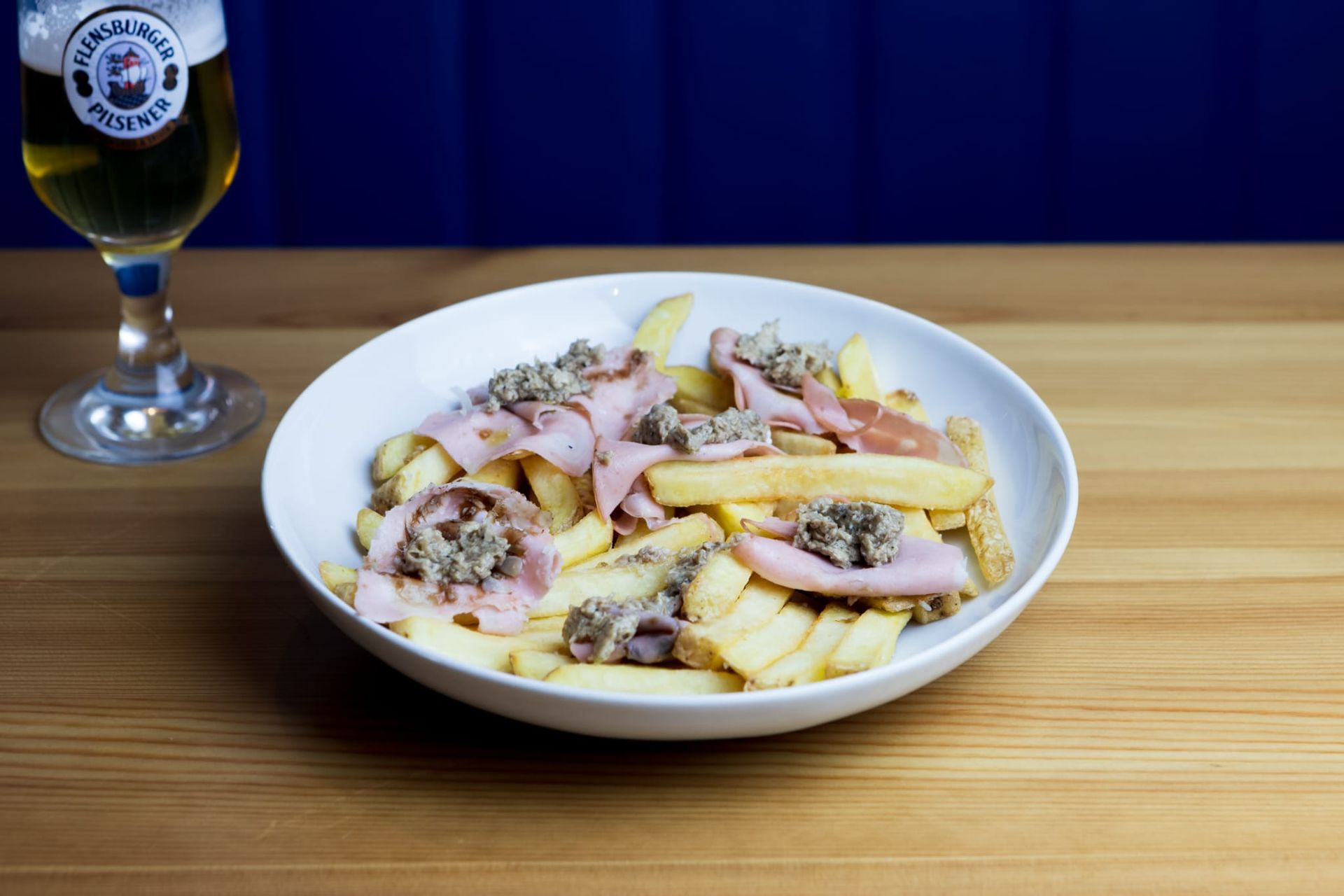 una persona sta tagliando i biscotti su un vassoio di silicone in una cucina .