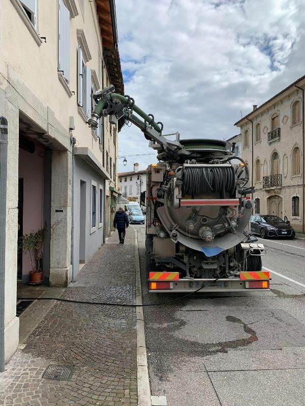 Un uomo sta guidando un carrello elevatore in un magazzino.