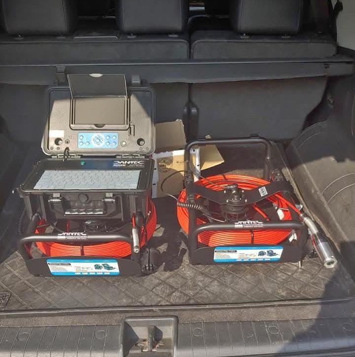 Una fila di camion percorre un'autostrada di notte.