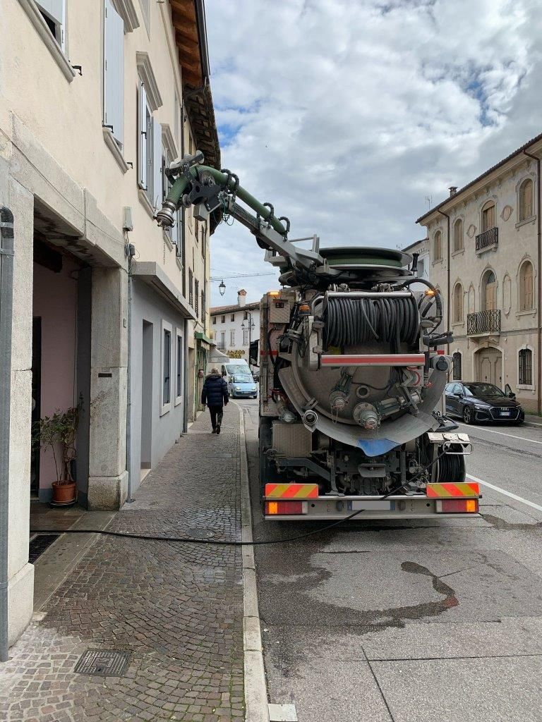 camion spurghi su strada