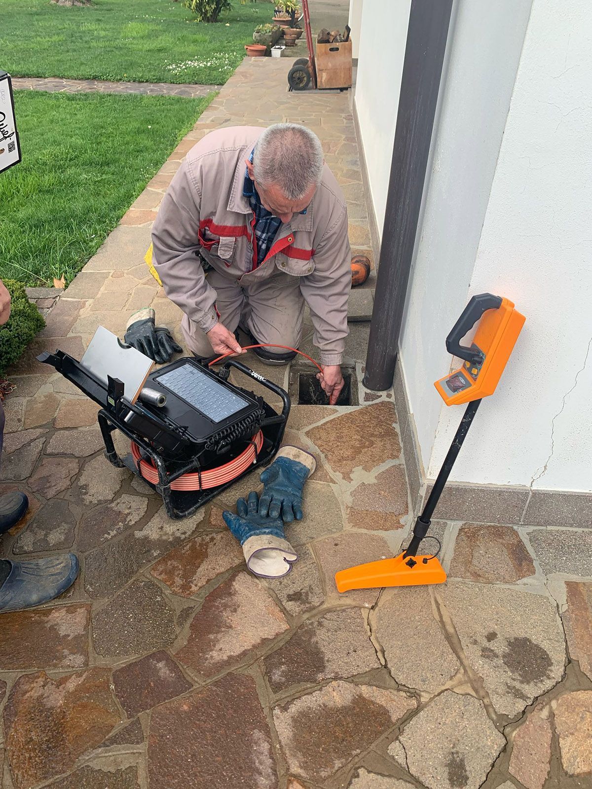 CF Spurghi mentre effettua videoispezione pozzetto con rilevamento