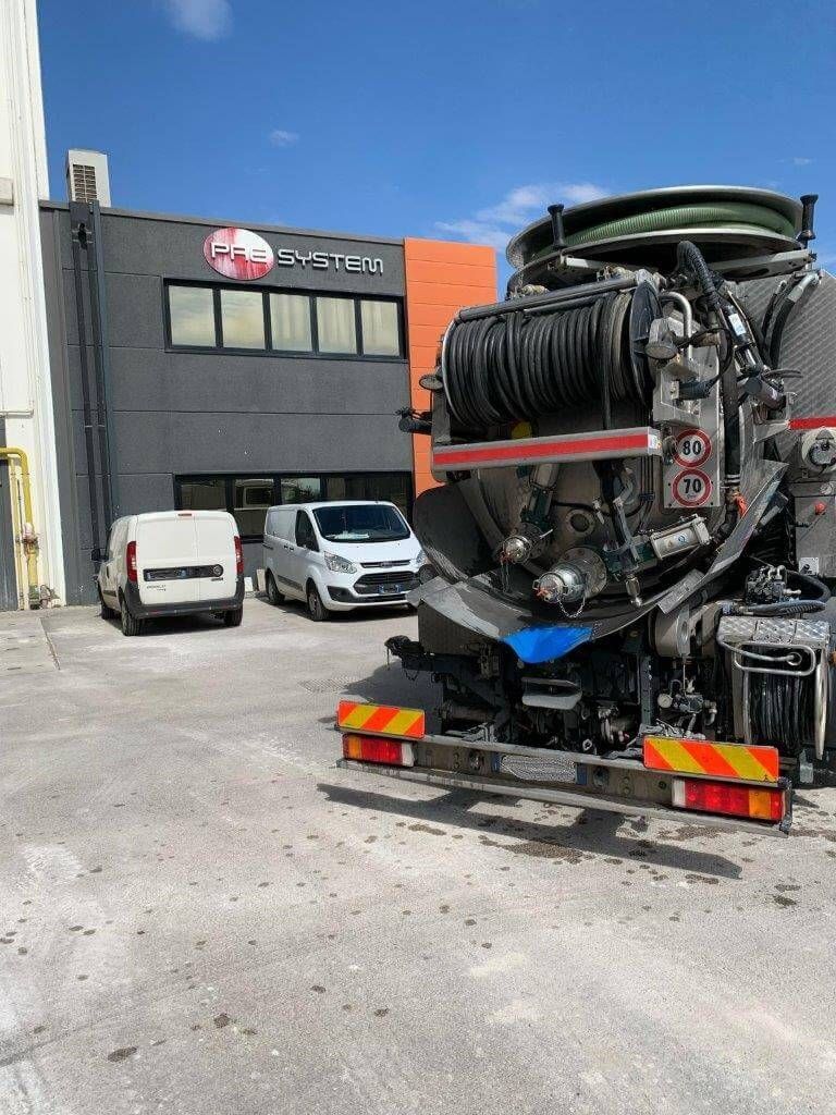 Un uomo sta guidando un carrello elevatore in un magazzino.