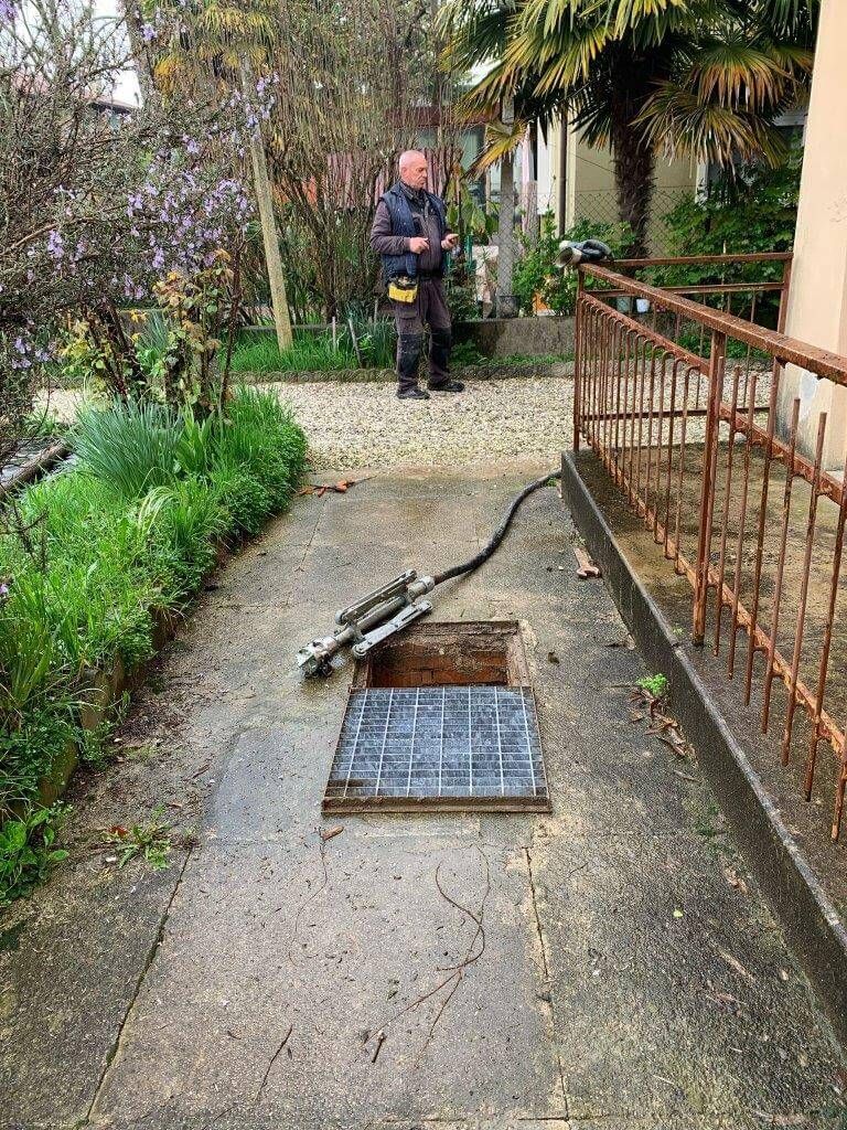 Una fila di camion percorre un'autostrada di notte.