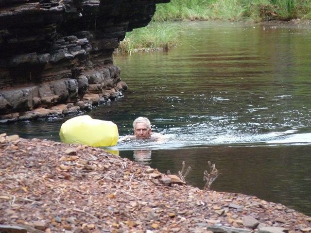Karijini National Park, Knox Gorge jhike, floating a daypack