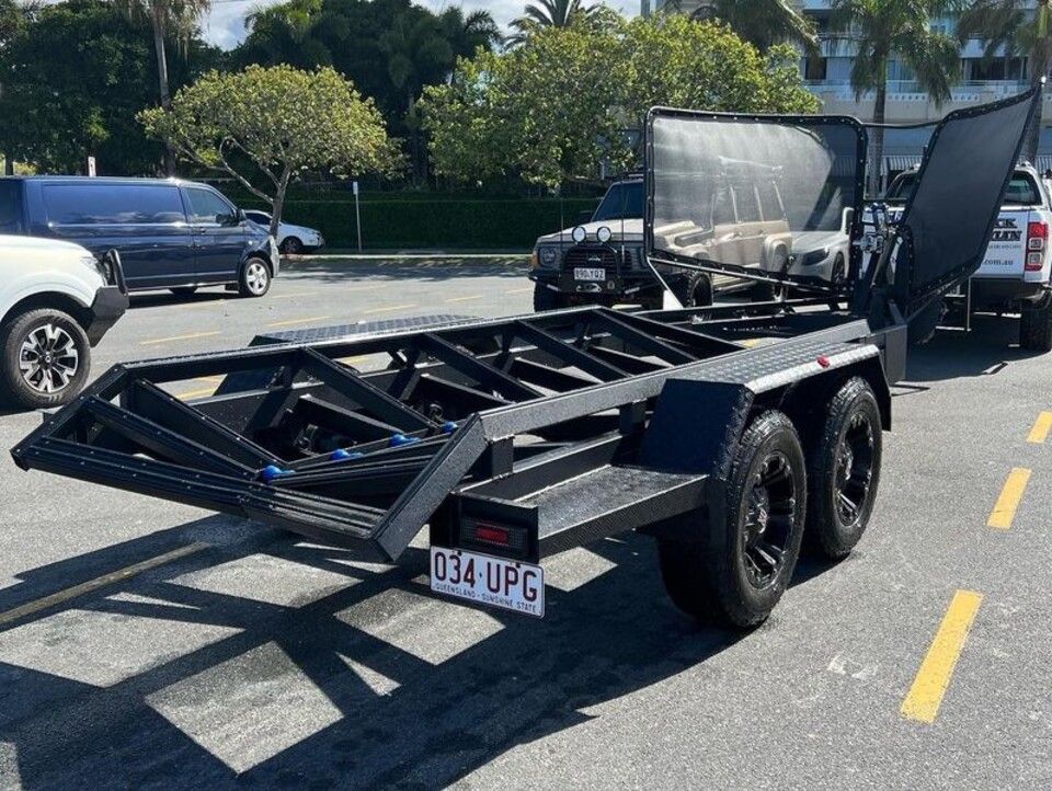 A trailer with a license plate that says 034 upg