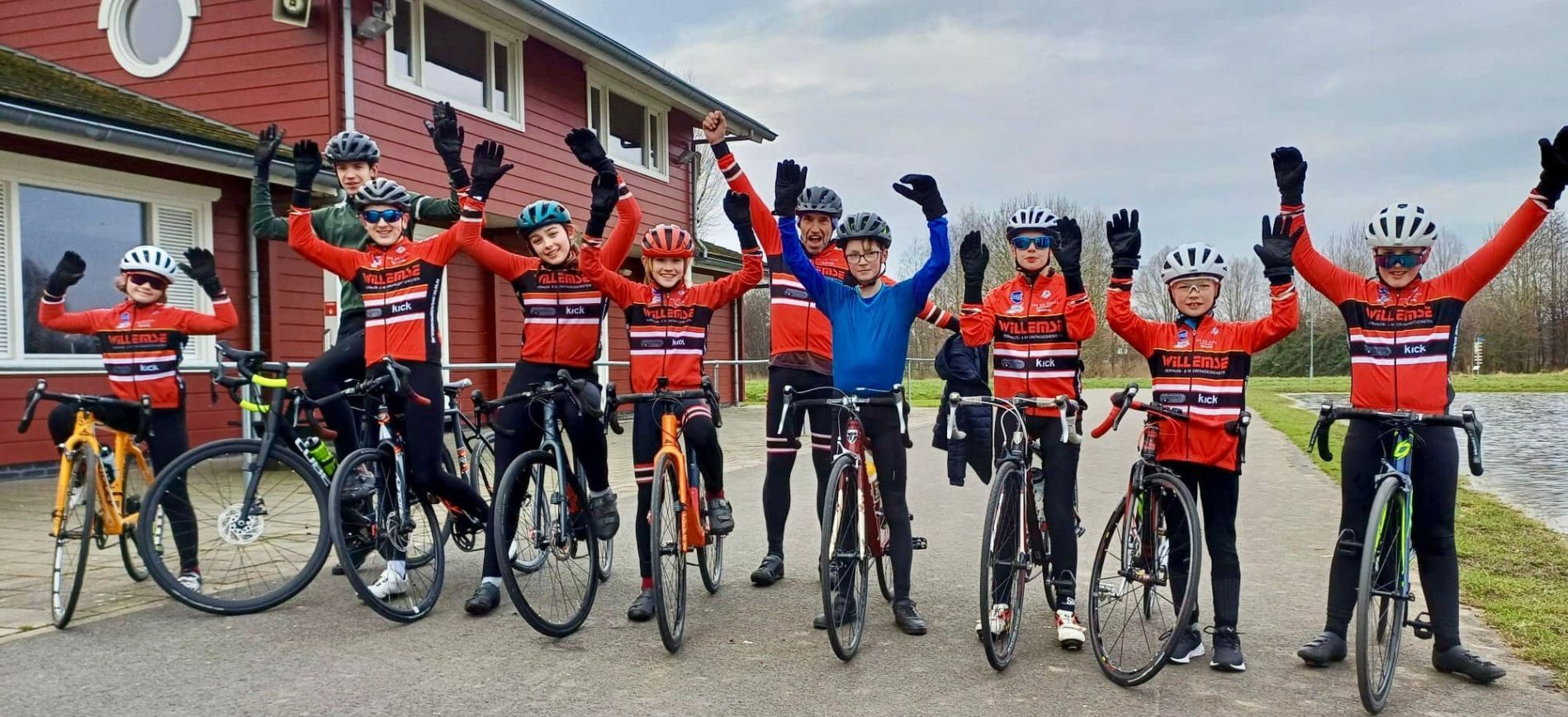 Leden van wielervereniging De Waardrenner tijdens een training op de wielerbaan, met verlichting op 