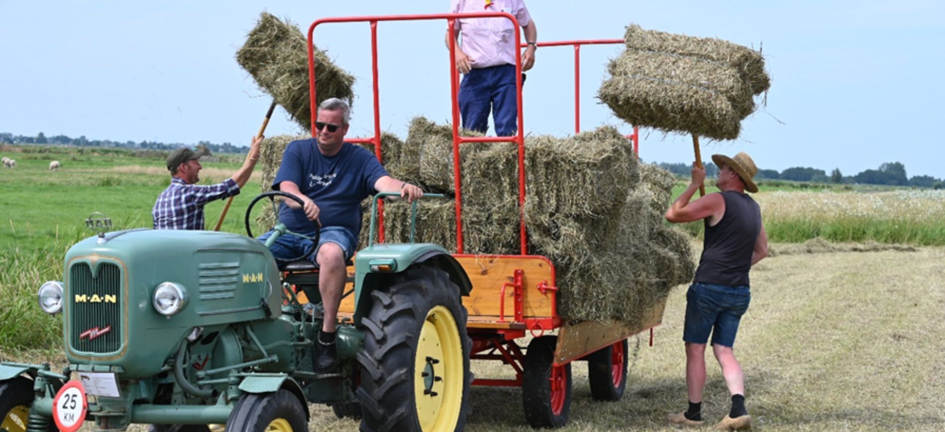 Demonstratie van traditionele hooibouw met oude landbouwmachines in Lekkerkerk