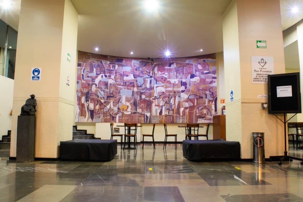 Hay un cuadro grande en la pared en el medio de la habitación.